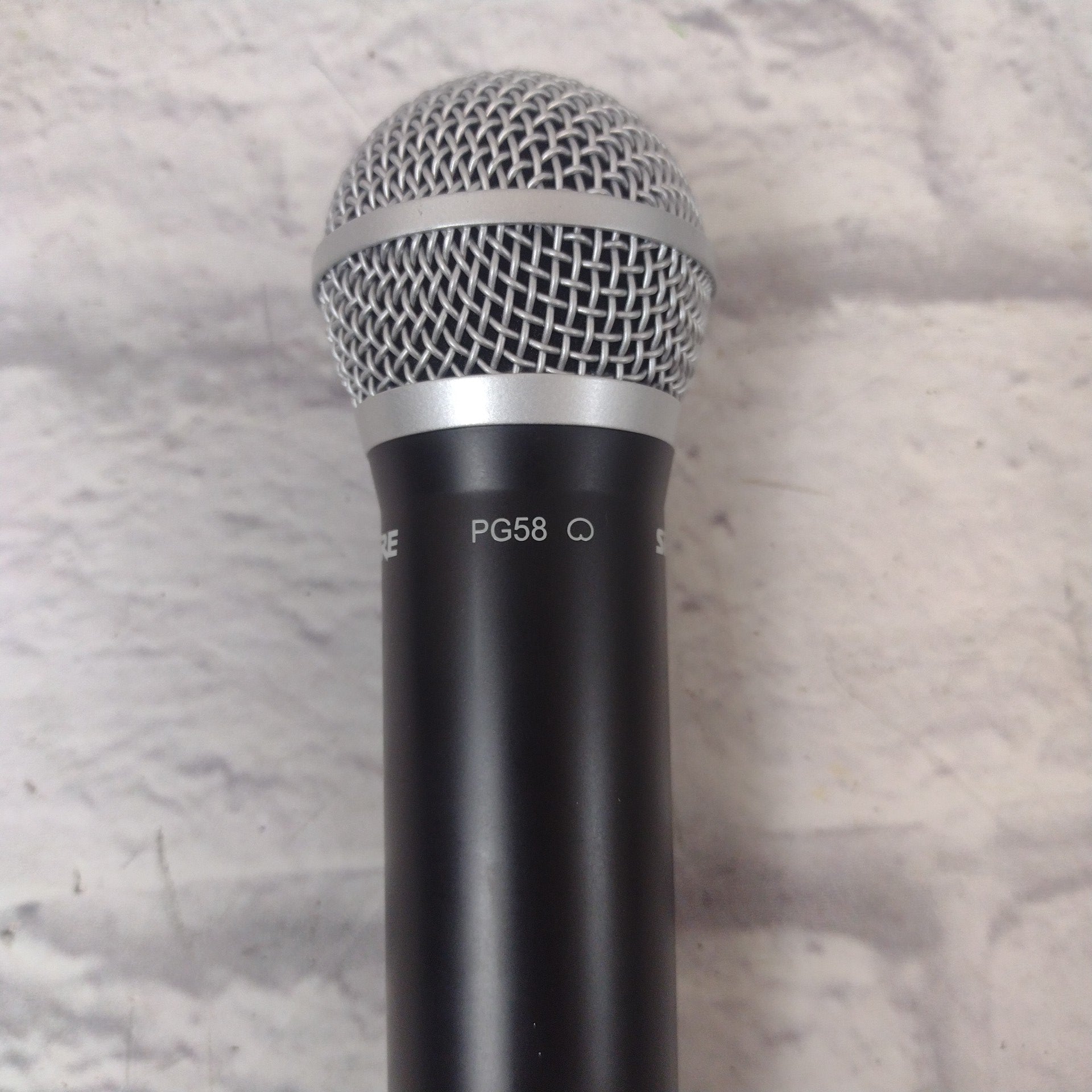 Shure BLX4 Receiver / with PG58 BLX2 H10 Wireless Microphone and Hard Case