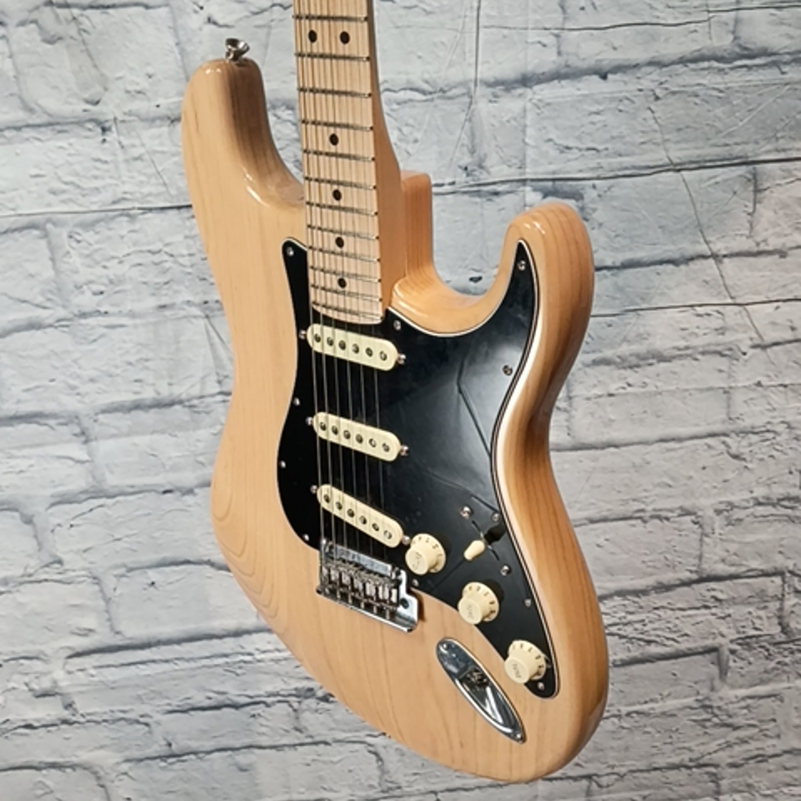 Fender 2019 American Professional Stratocaster Maple Fingerboard - Natural w/ Hard Case