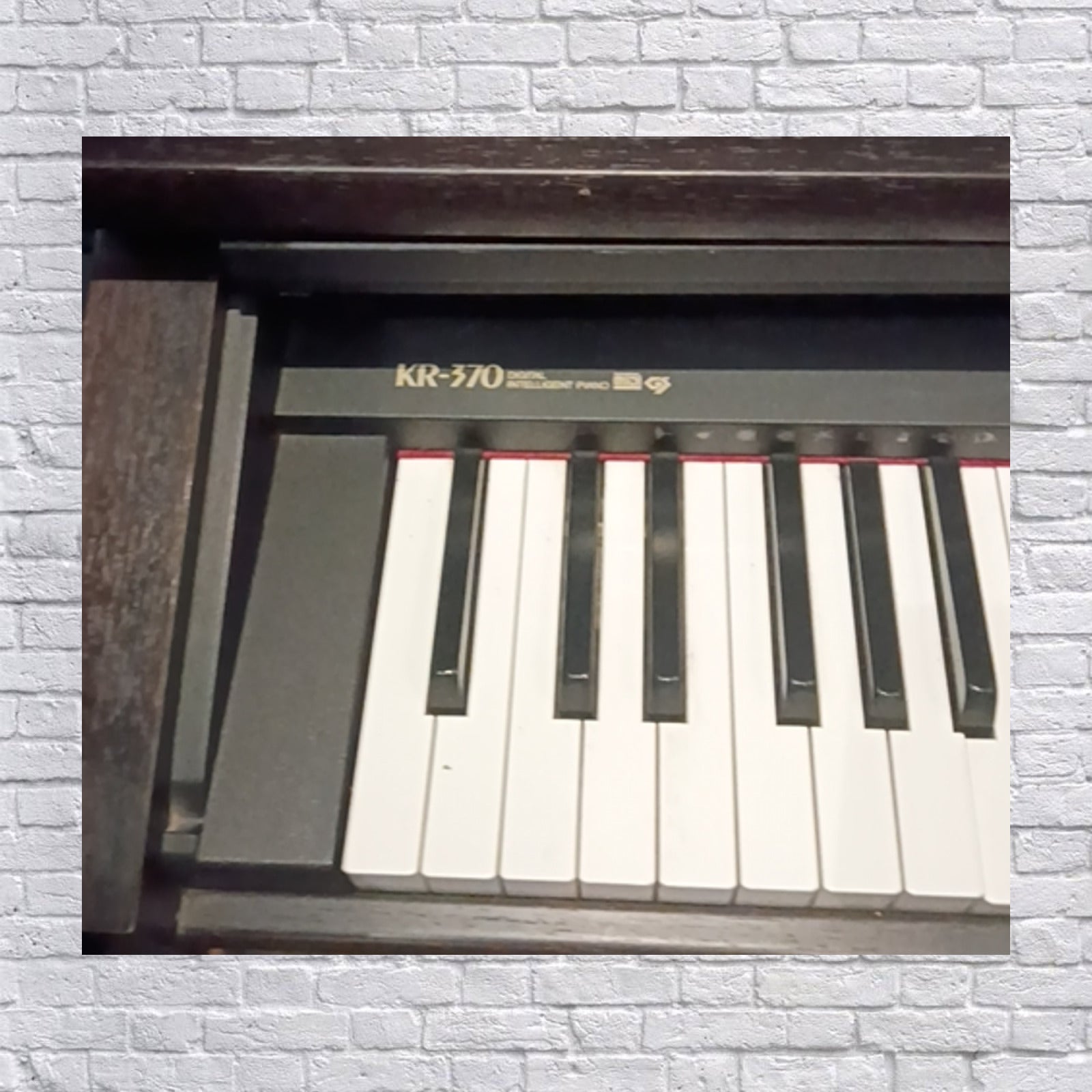 Roland KR-370 Digital Piano With Large Case