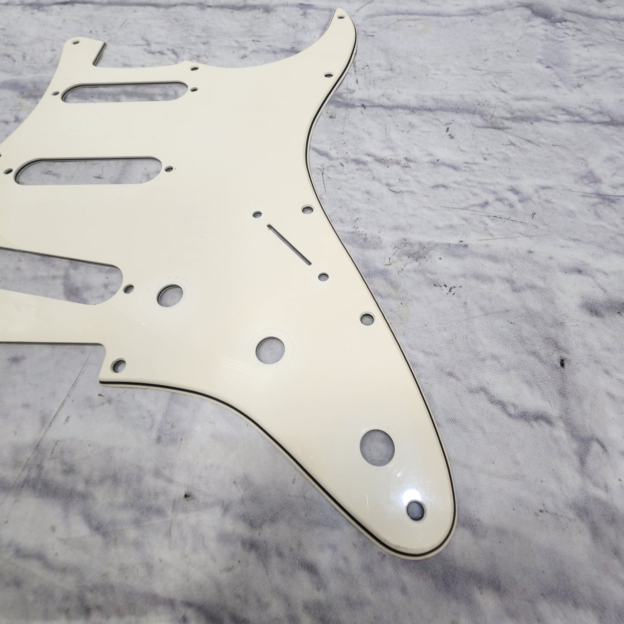 Unknown Stratocaster Pickguard Parchment-Black-Parchment