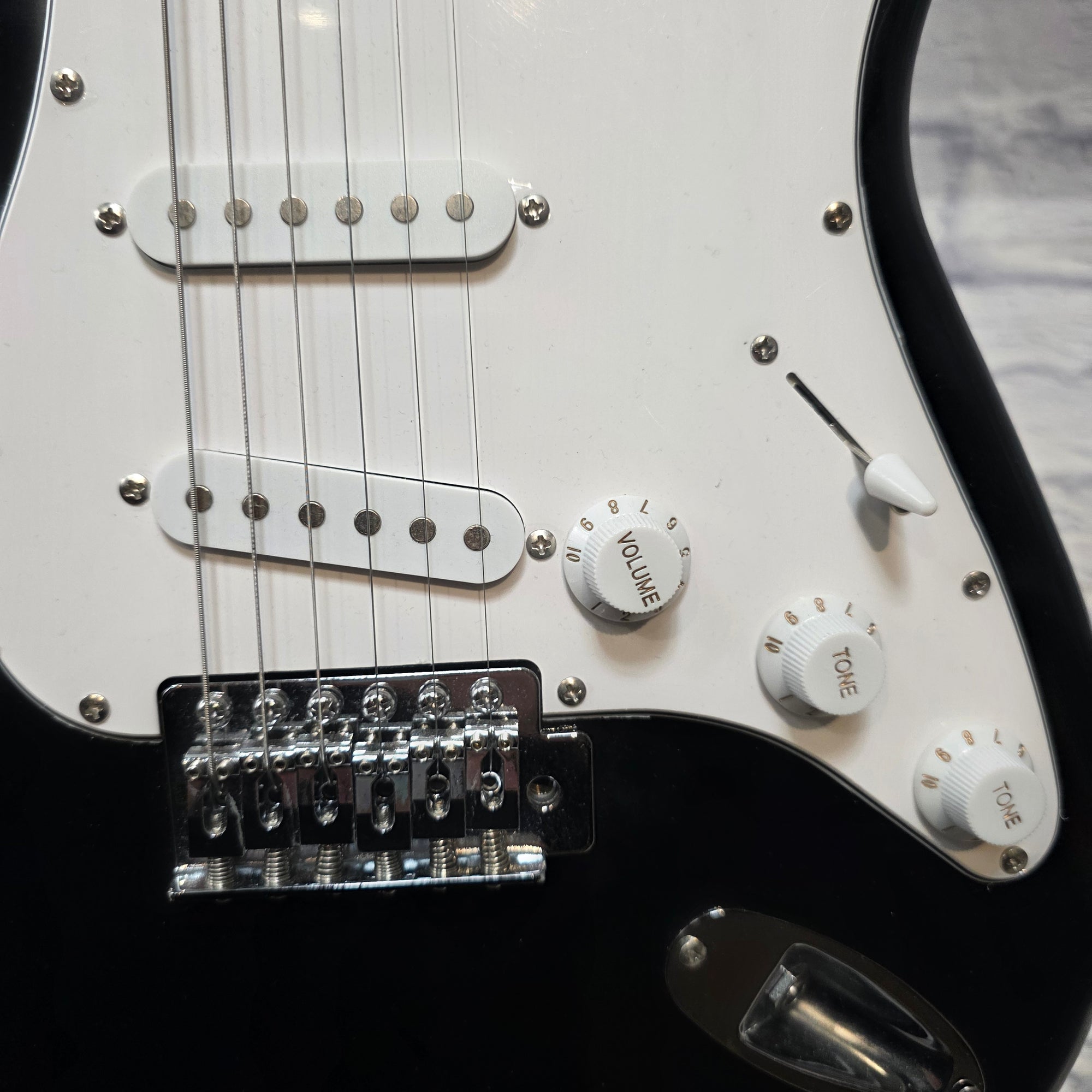 Ammoon Strat Style Electric Guitar w/ gig bag - Black