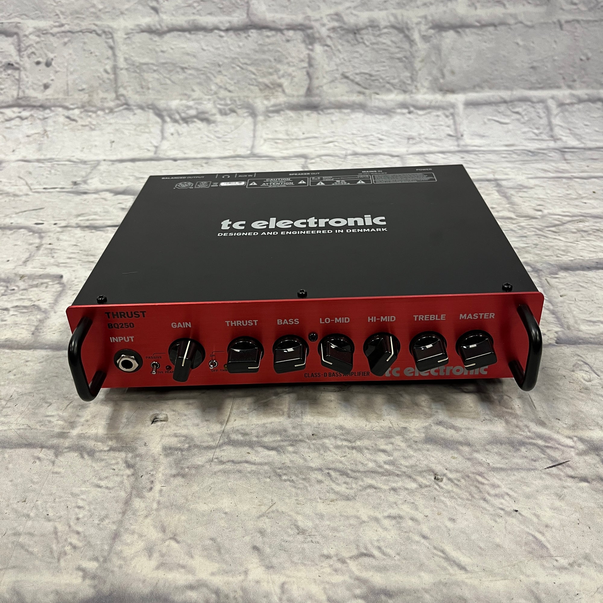 TC Electronic BQ250 Thrust Bass Head with Gator Bag