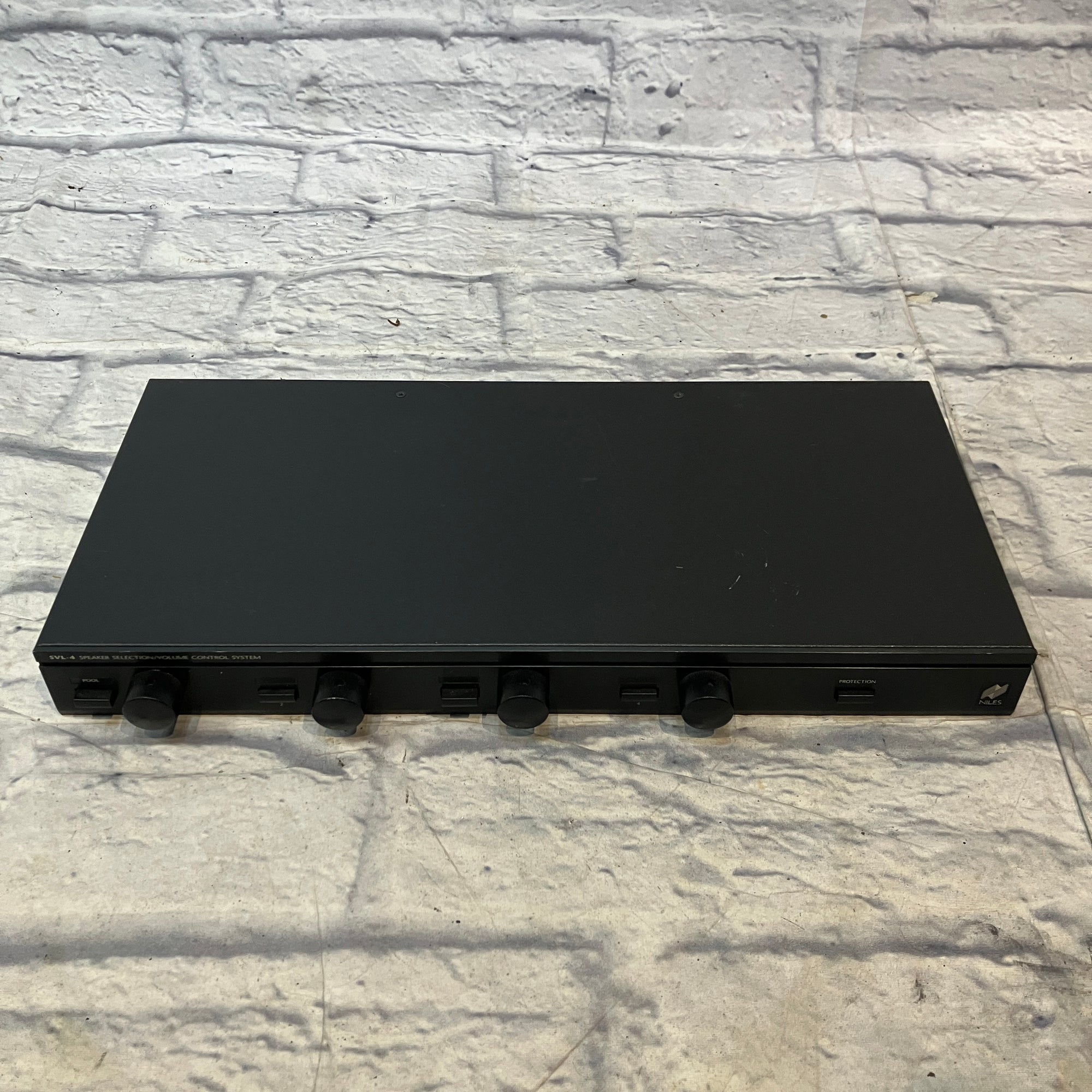 Niles SVL-4 Speaker Selection/Volume Control System