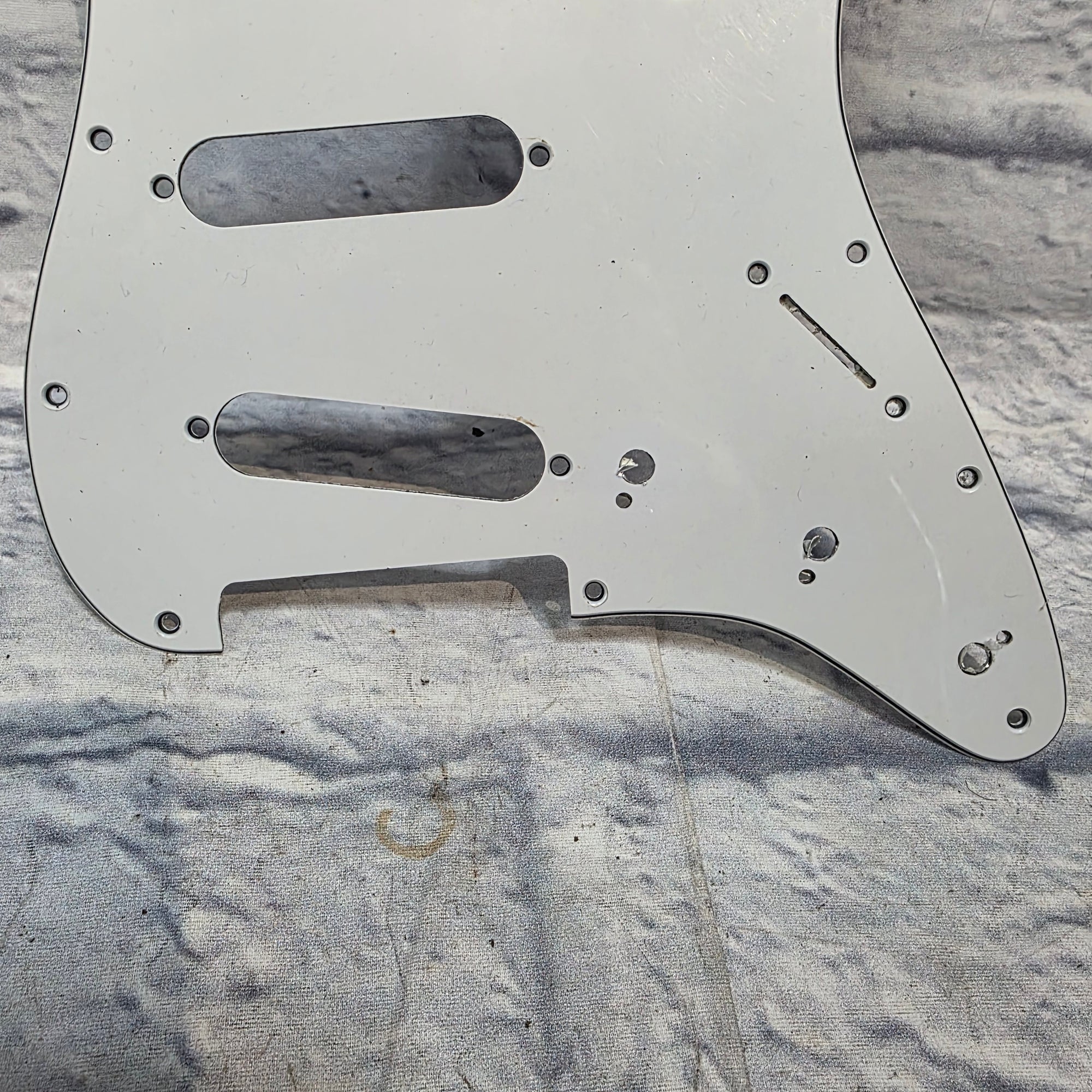 Squier Fender Player Stratocaster Pickguard (25 hole) Ply White Pickguard