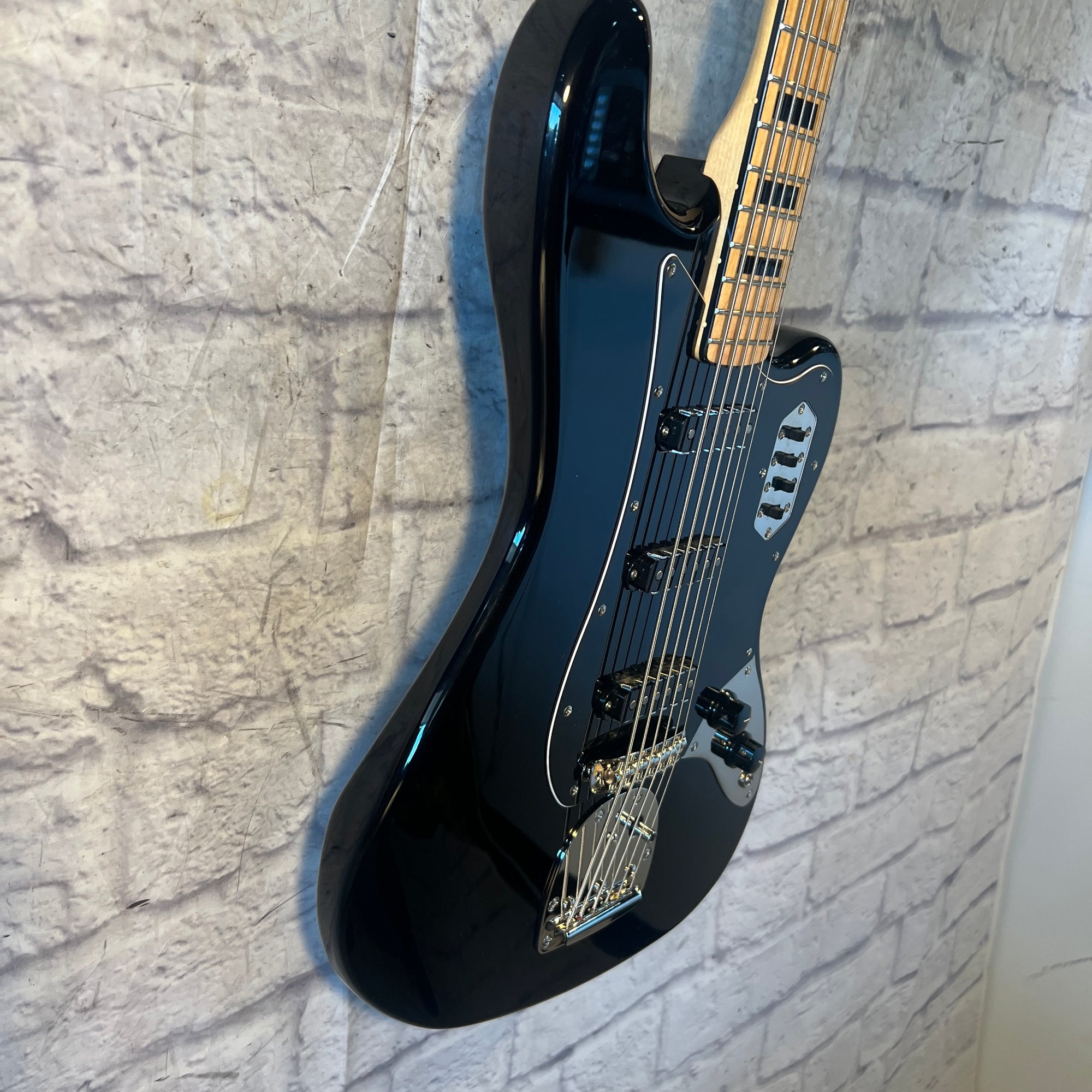 Squier Classic Vibe FSR Bass VI Black Matching Headstock