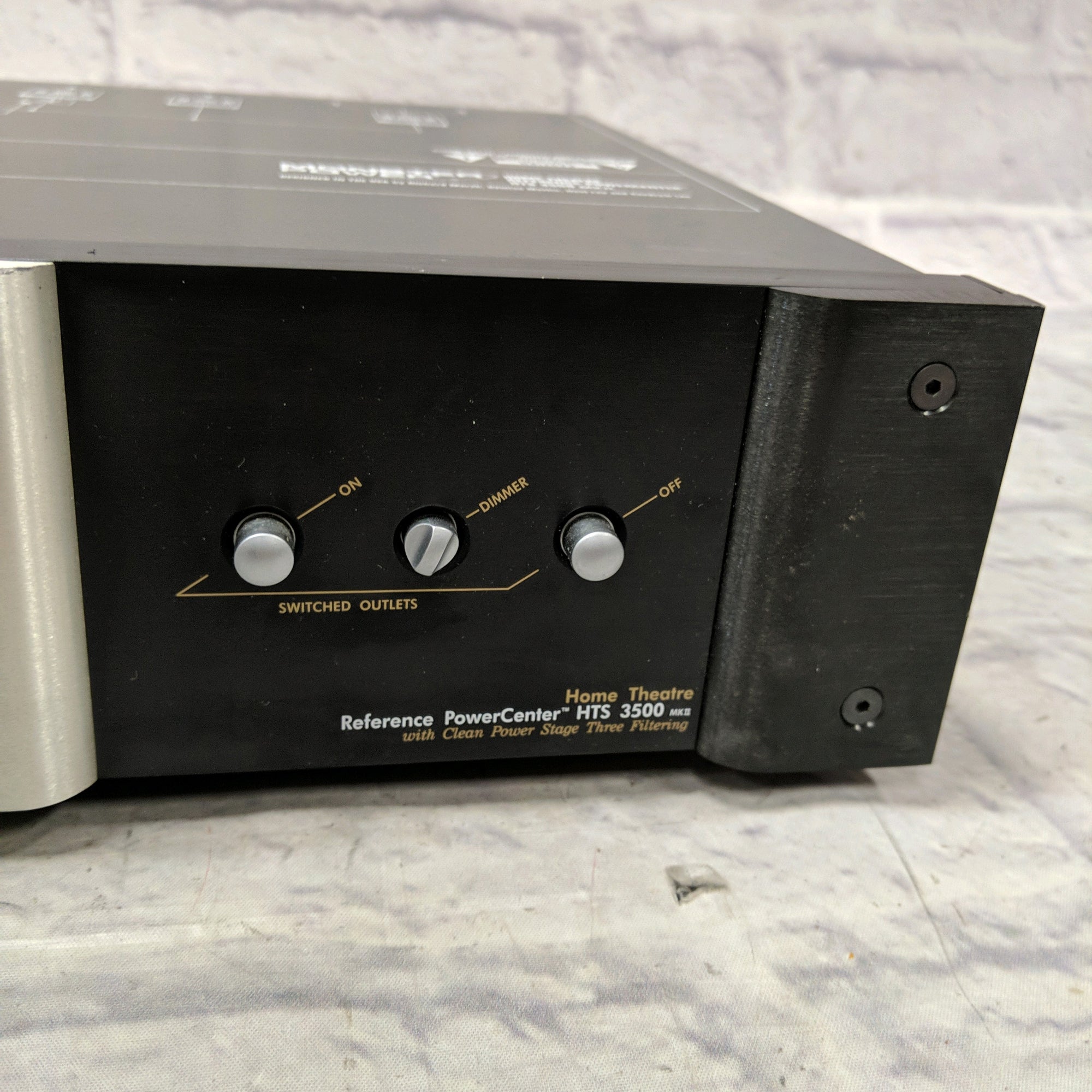 Monster Power HTS-3500 Power Center Power Conditioner