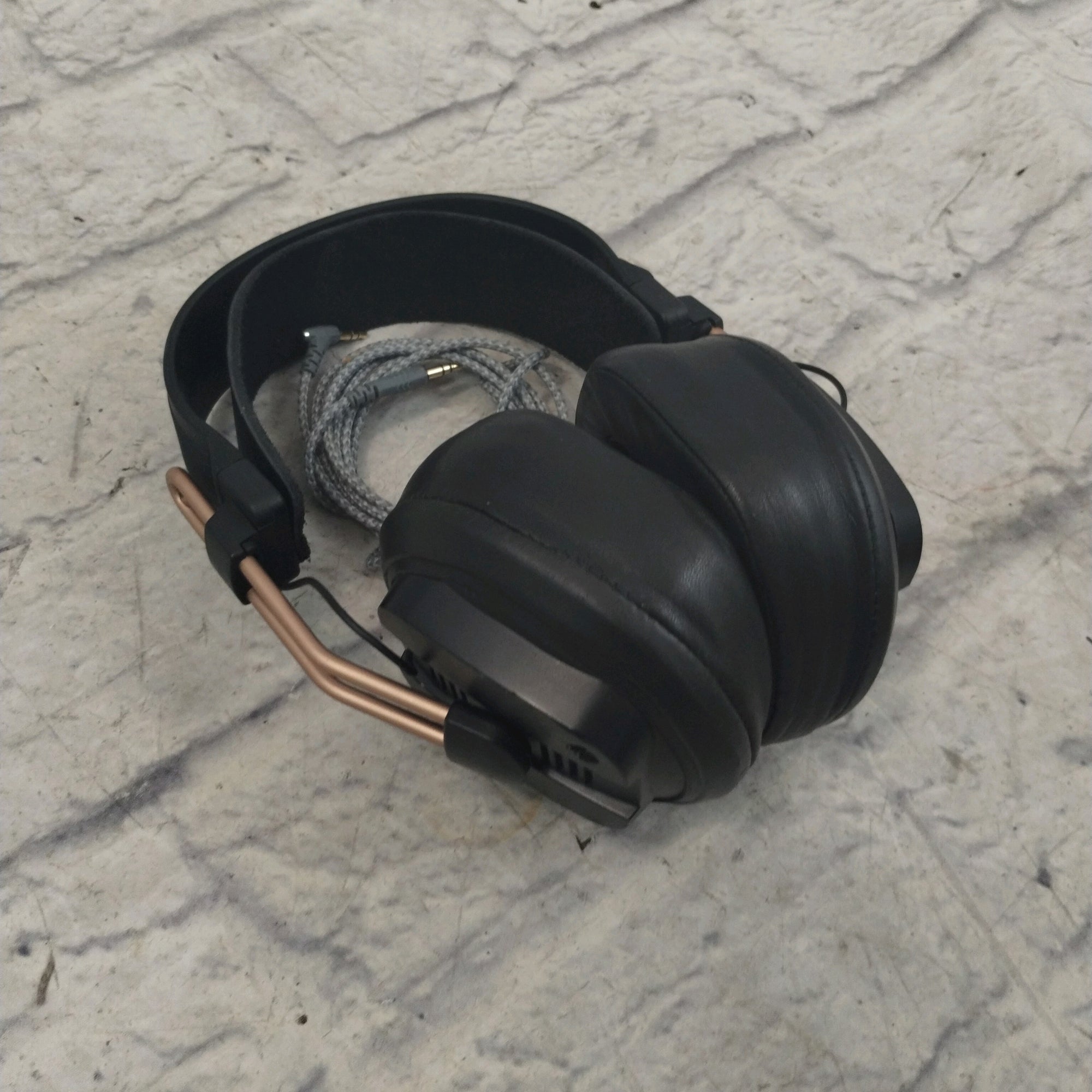 Mr Speakers Mad Dog V3 headphones