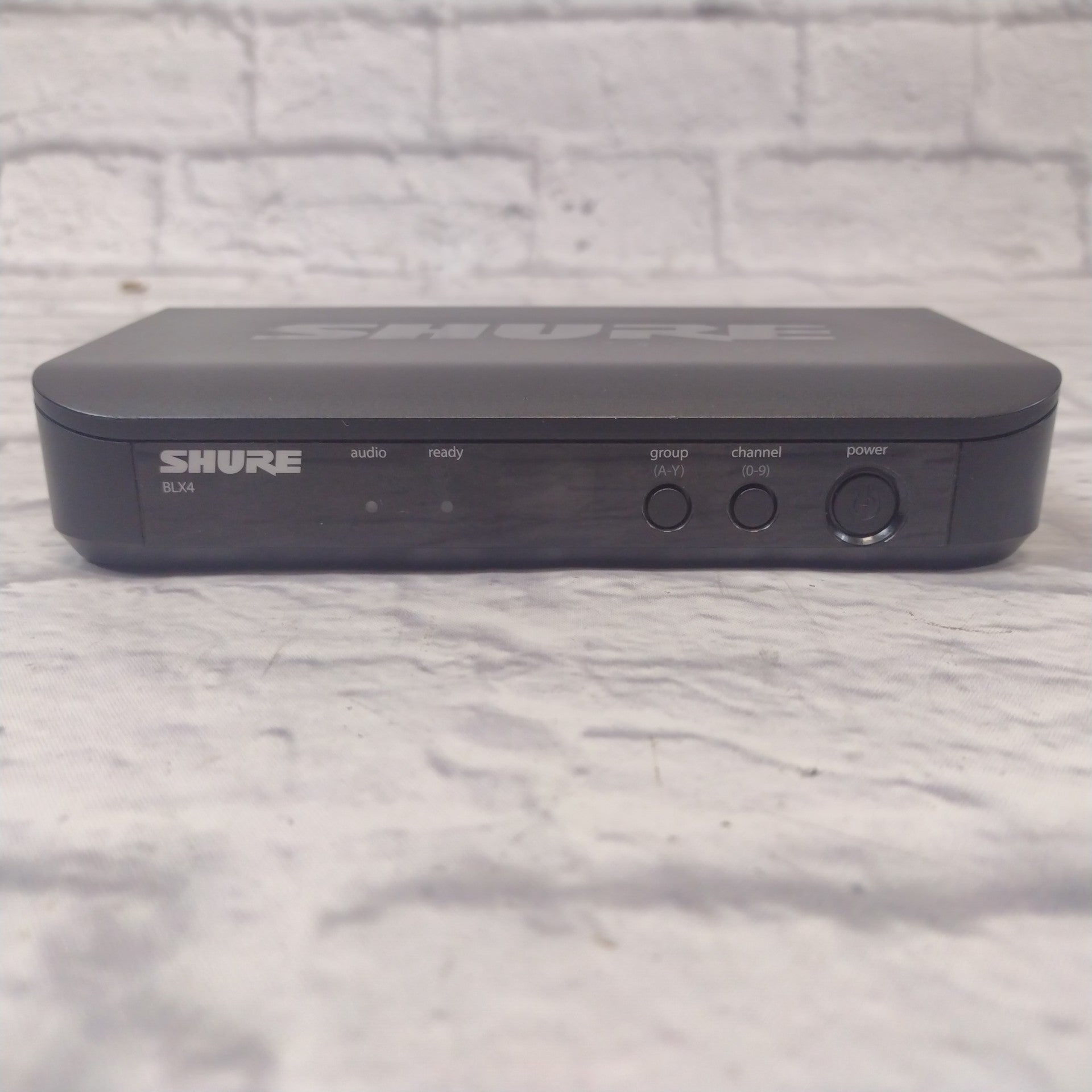 Shure BLX4 Receiver / with PG58 BLX2 H10 Wireless Microphone and Hard Case