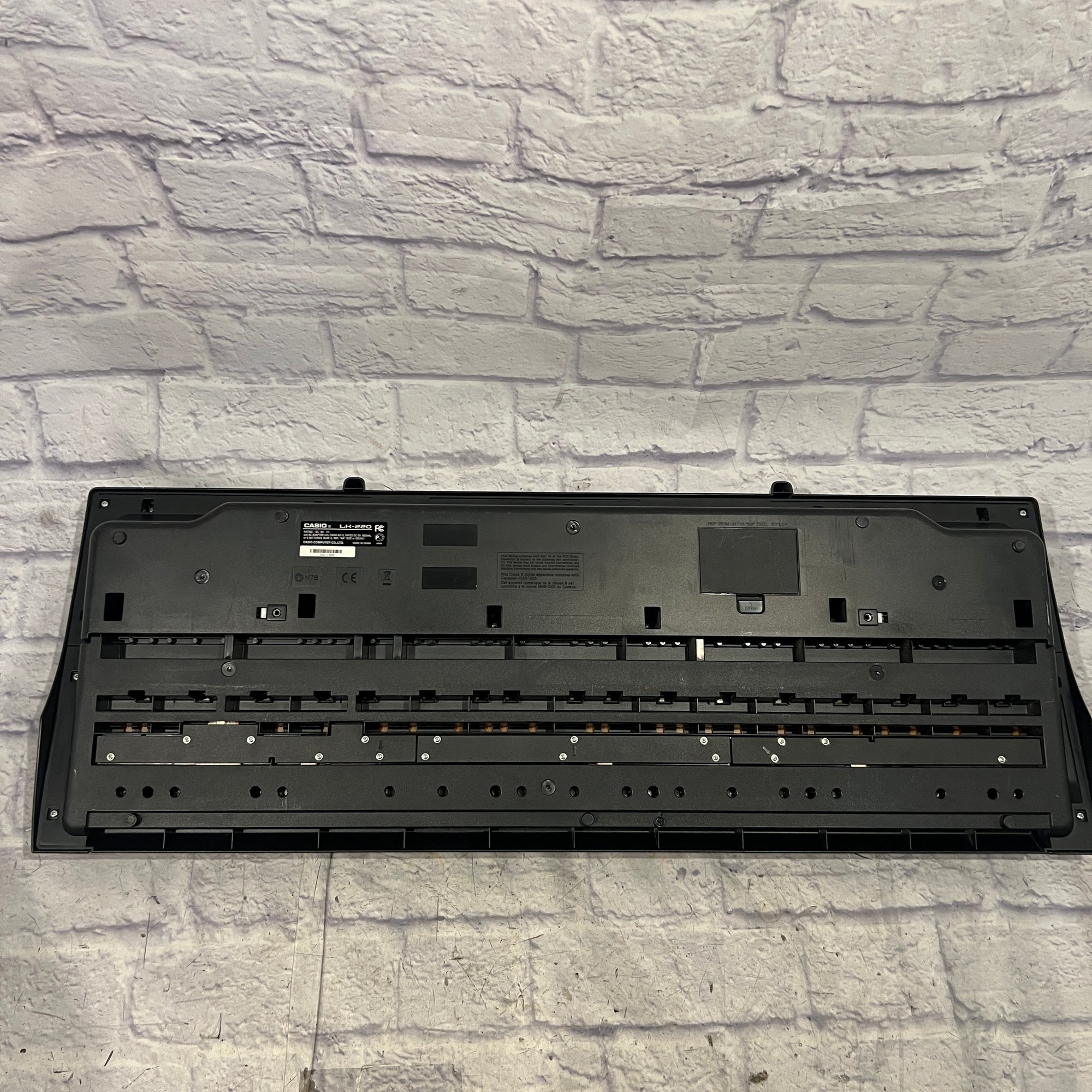 Casio LK-220 61-Key Electronic Keyboard with Lighted Keys