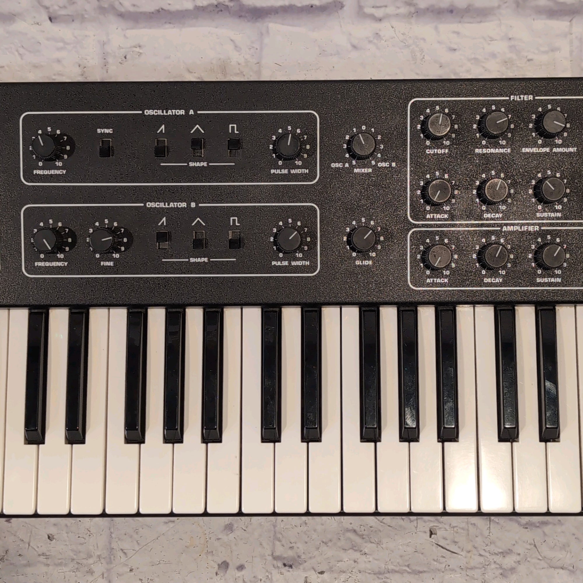 Sequential Circuits Prophet 600 Analog Synth w/ Gigskinz Case