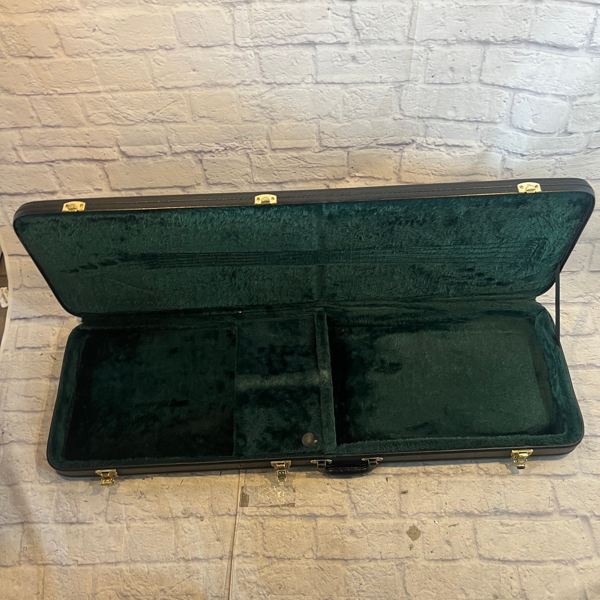 Unknown Bass Hard Shell Case 3 Latch