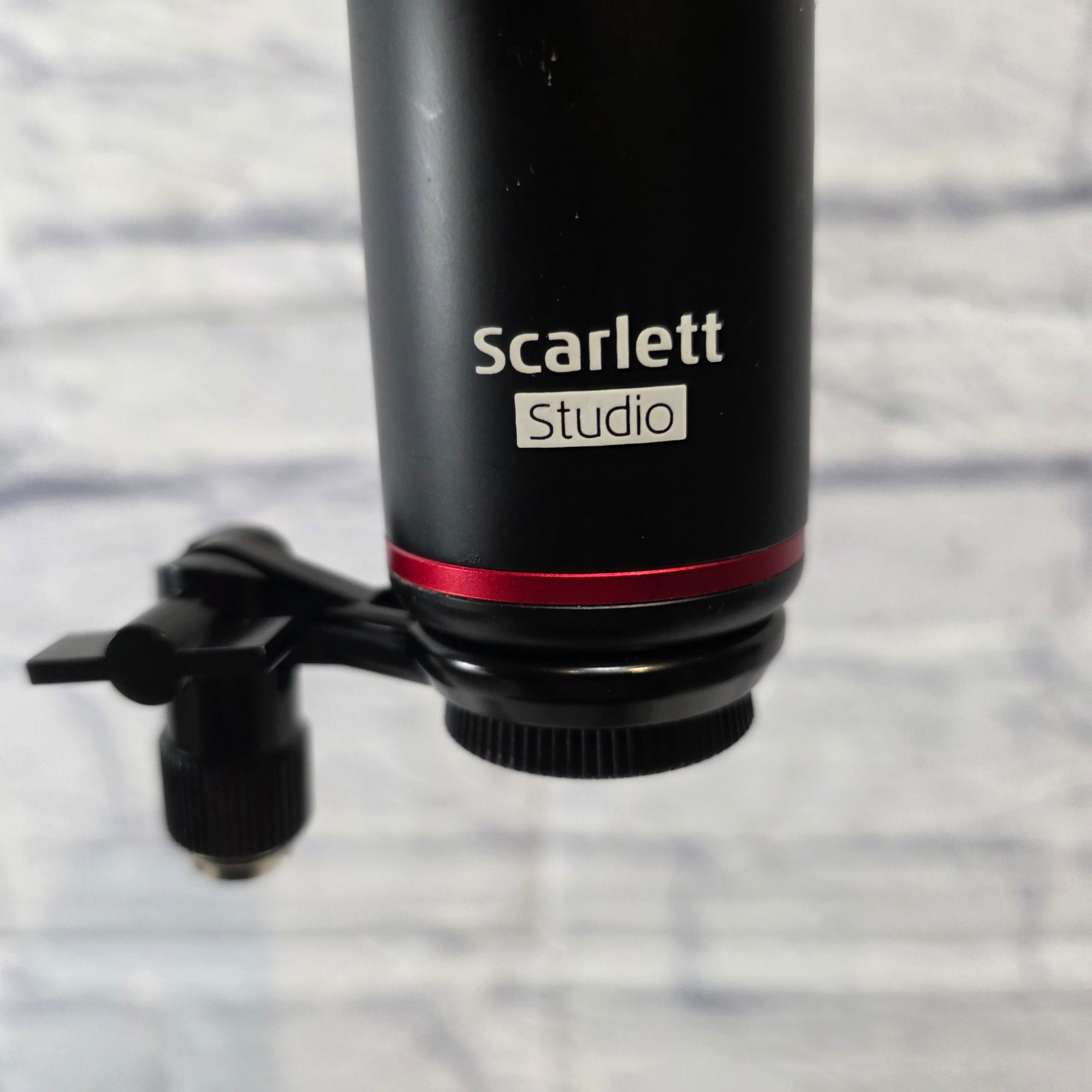 Focusrite Scarlett CM25 Condenser With Windscreen, Case, and Clip Microphone