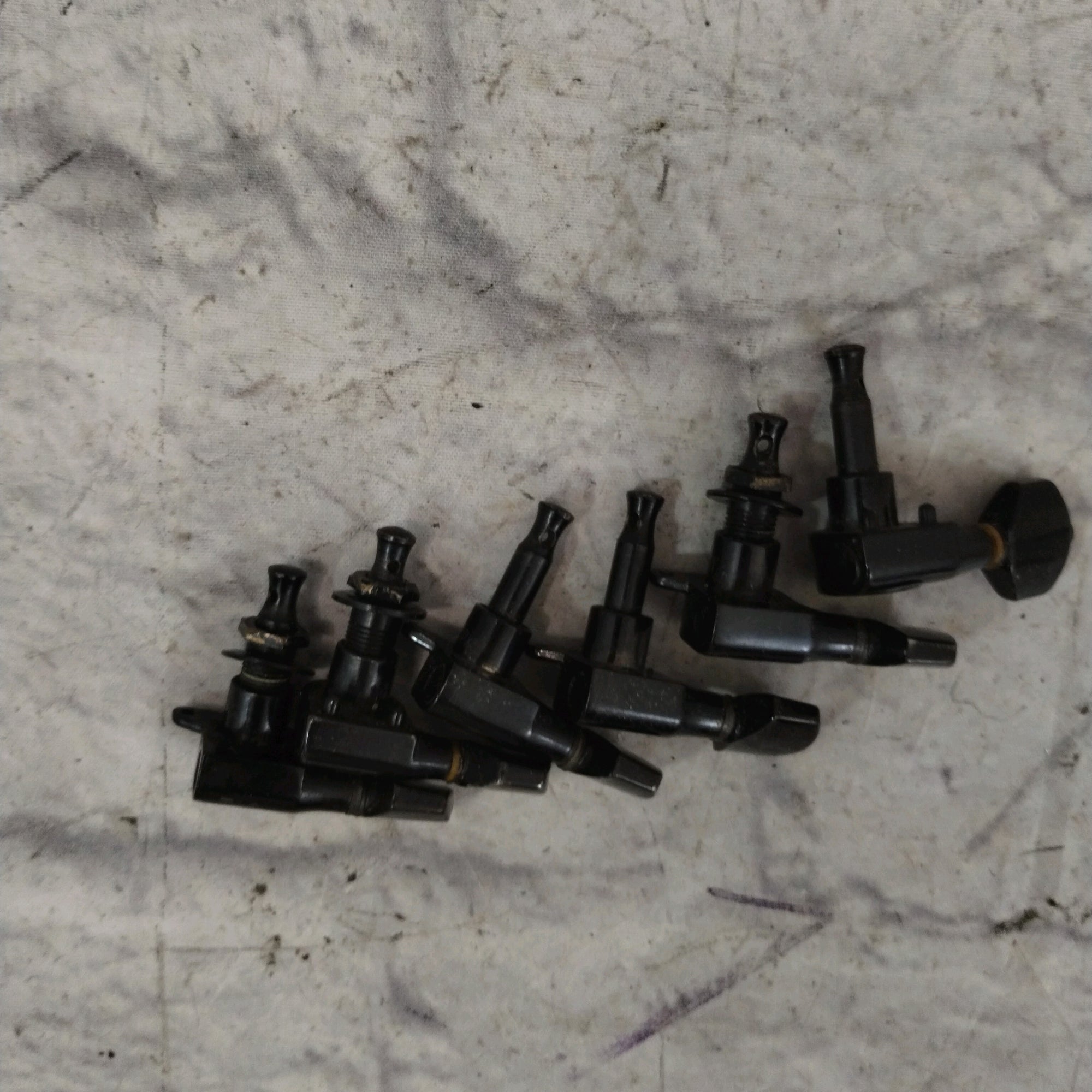 Unknown Black 6 Inline Tuners