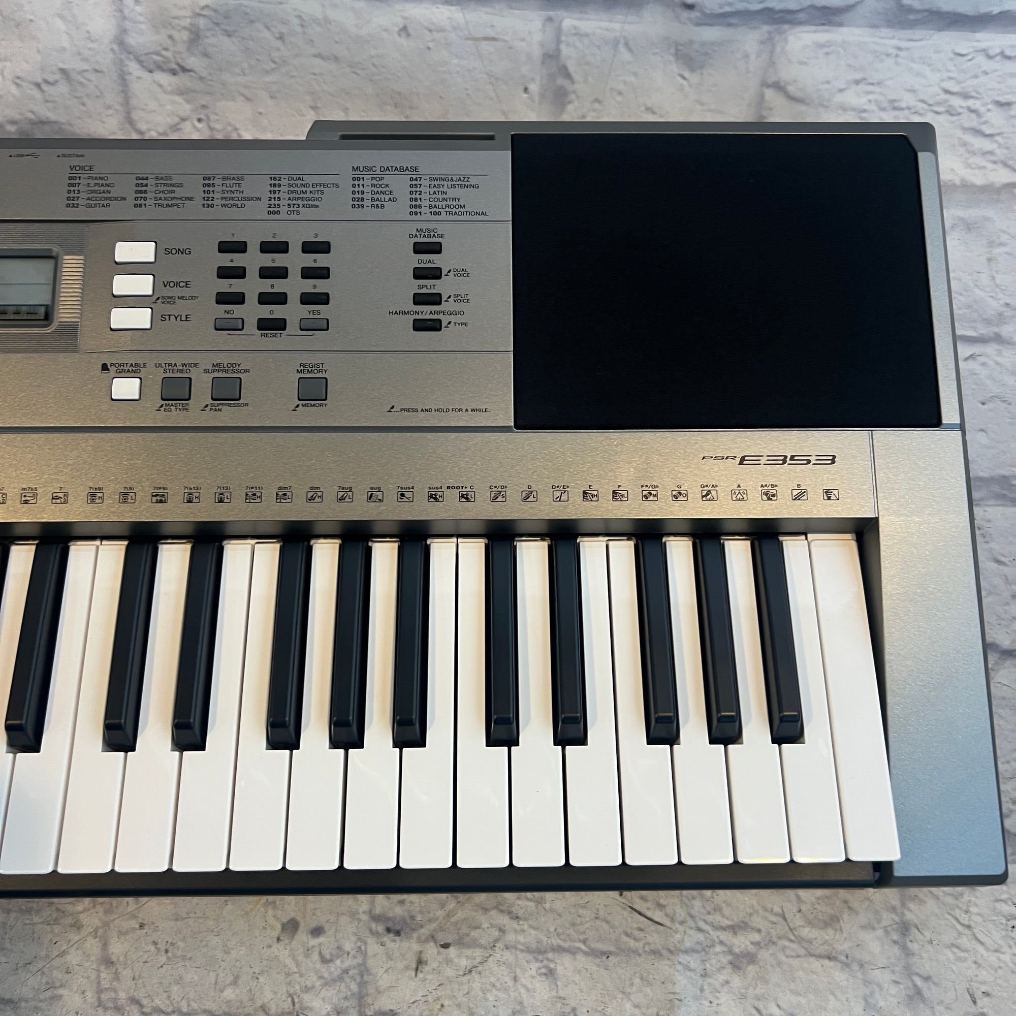 Yamaha PSR-E353 61-Key Electronic Keyboard