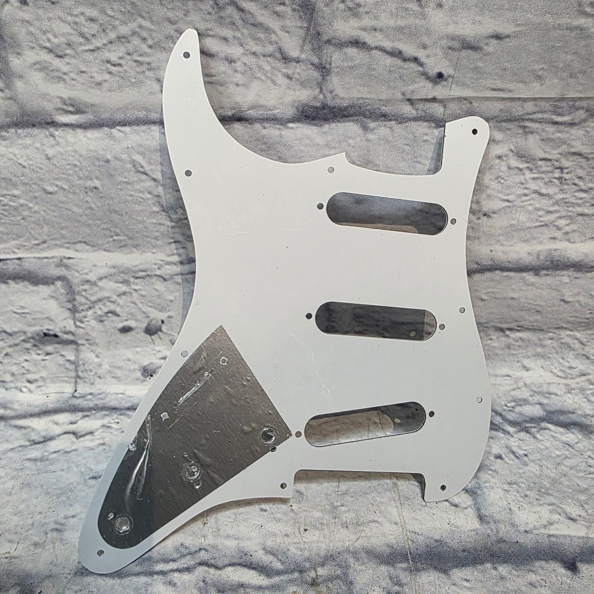 Squier Fender Player Stratocaster Pickguard (25 hole) Ply White Pickguard