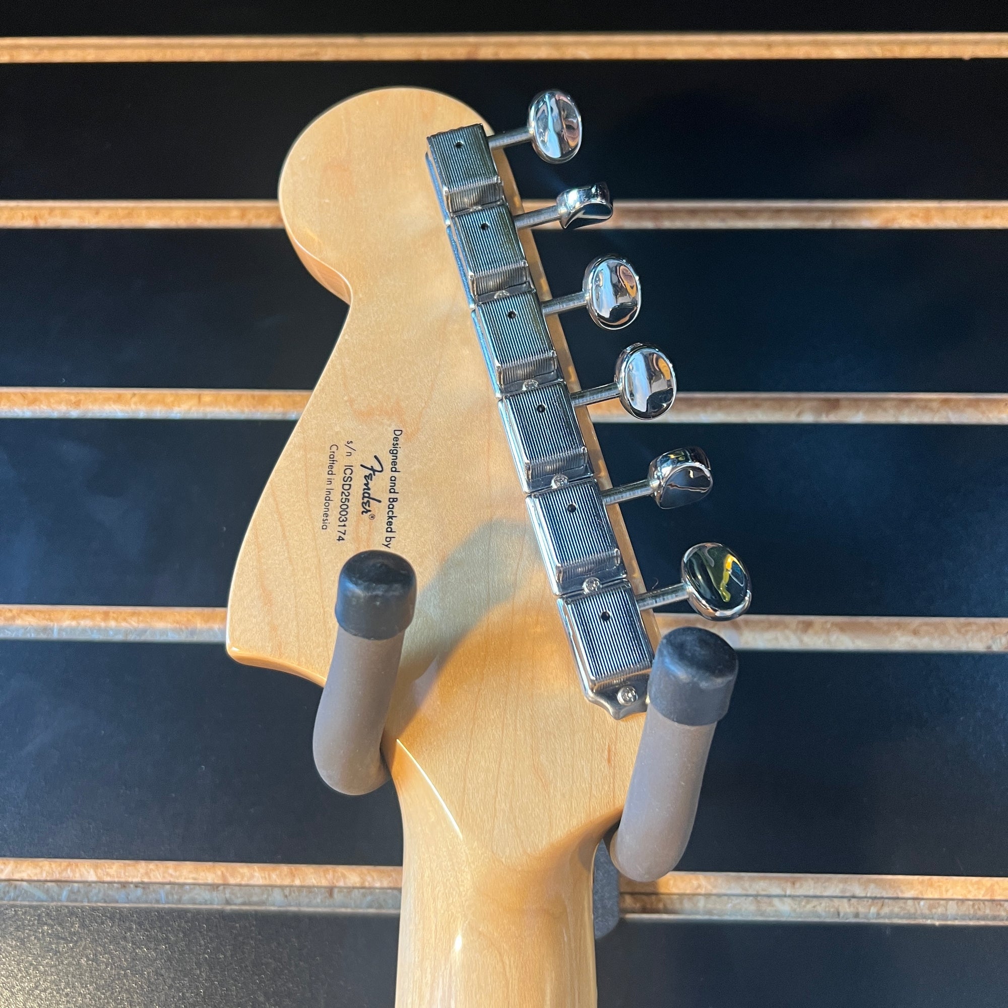 Squier Classic Vibe FSR Bass VI Black Matching Headstock
