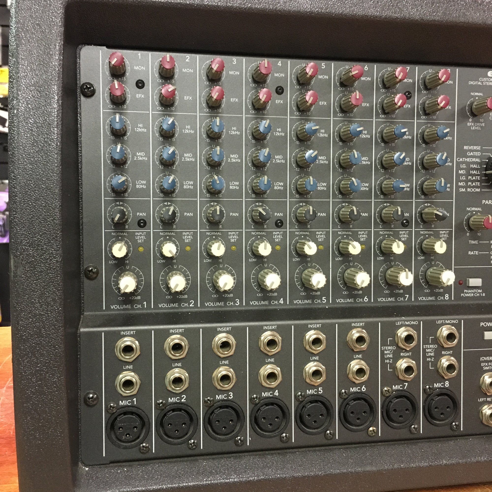 mackie 808S ミキサー Mackie 808S Powered Mixer (Stereo, 1200 Watts) | zZounds