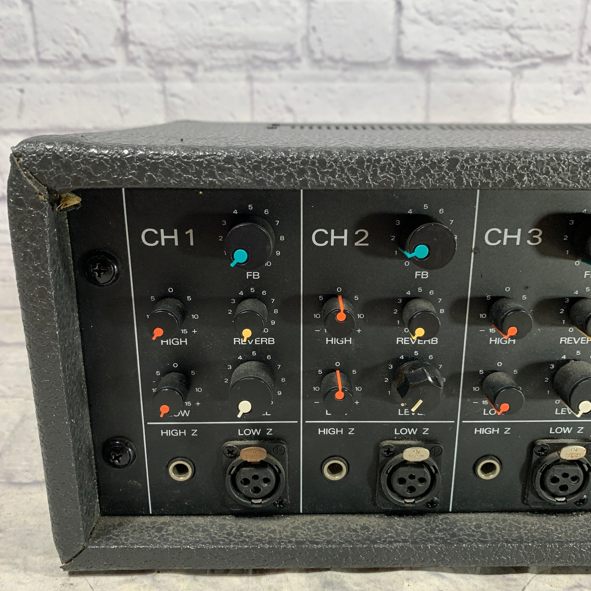 Toa MX-104 Powered Mixer - Evolution Music