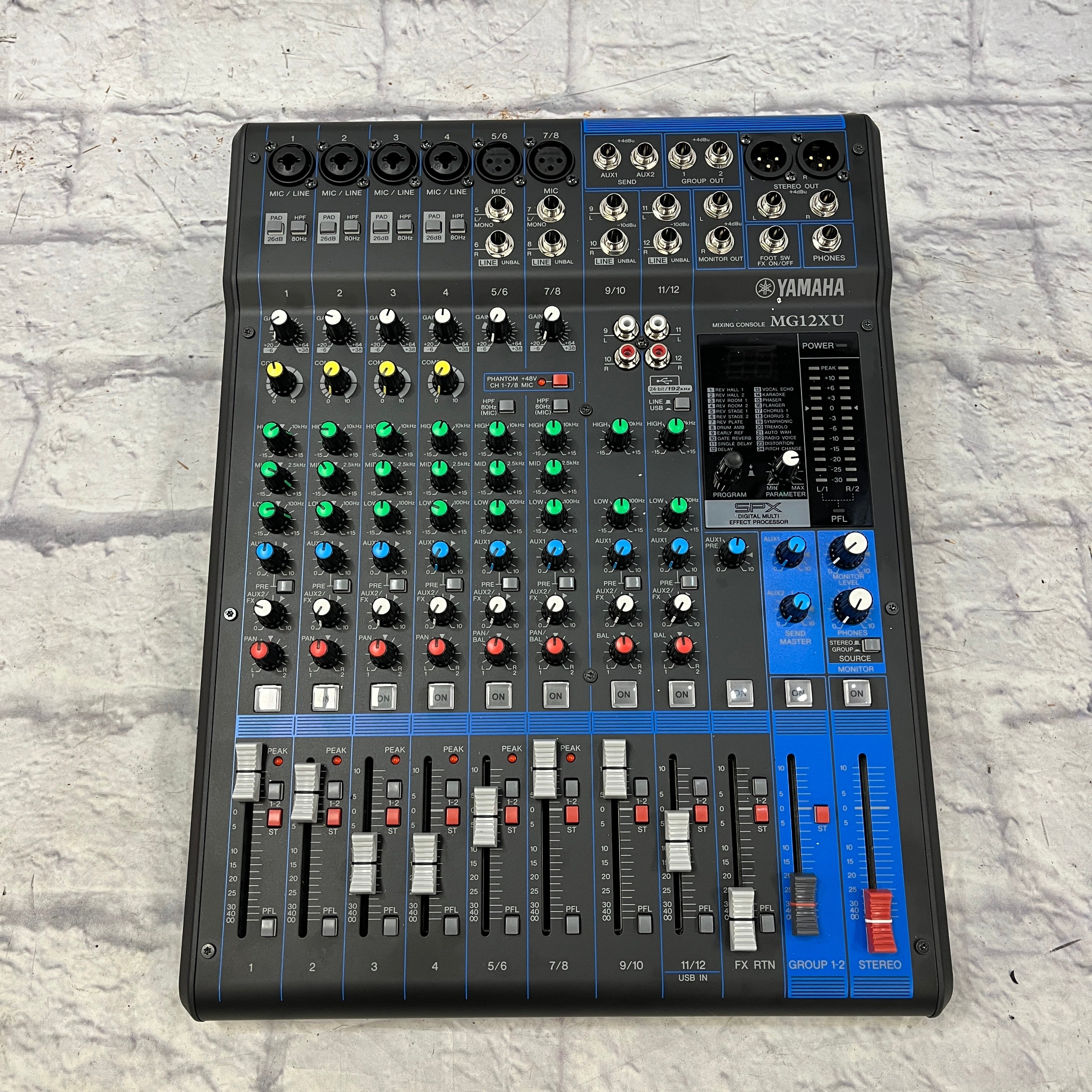 【美品】YAMAHA MG12XU Yamaha MG12XU 12-channel Compact Mixer with Bag and Cables