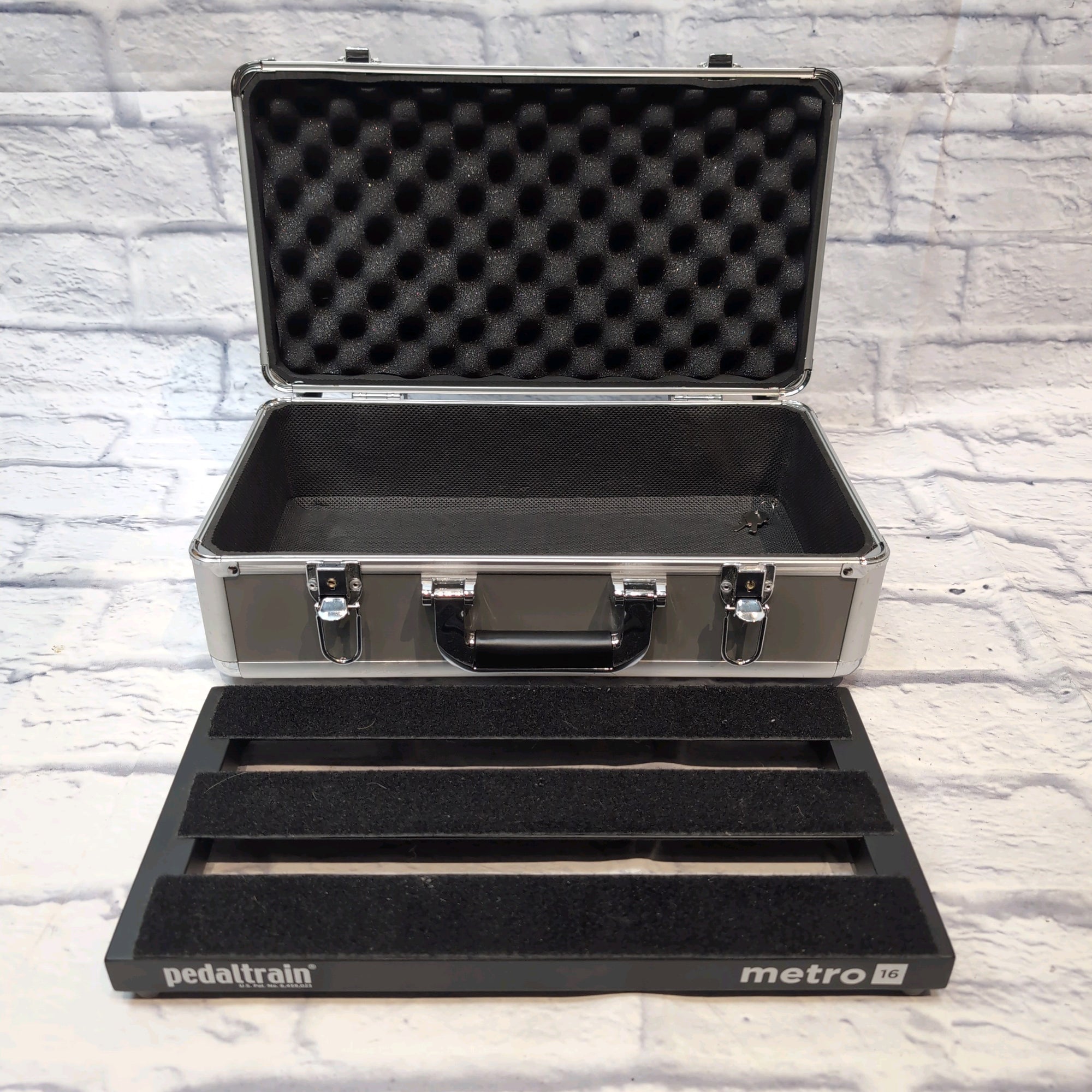 Pedaltrain Metro 16 Pedal Board with hard case