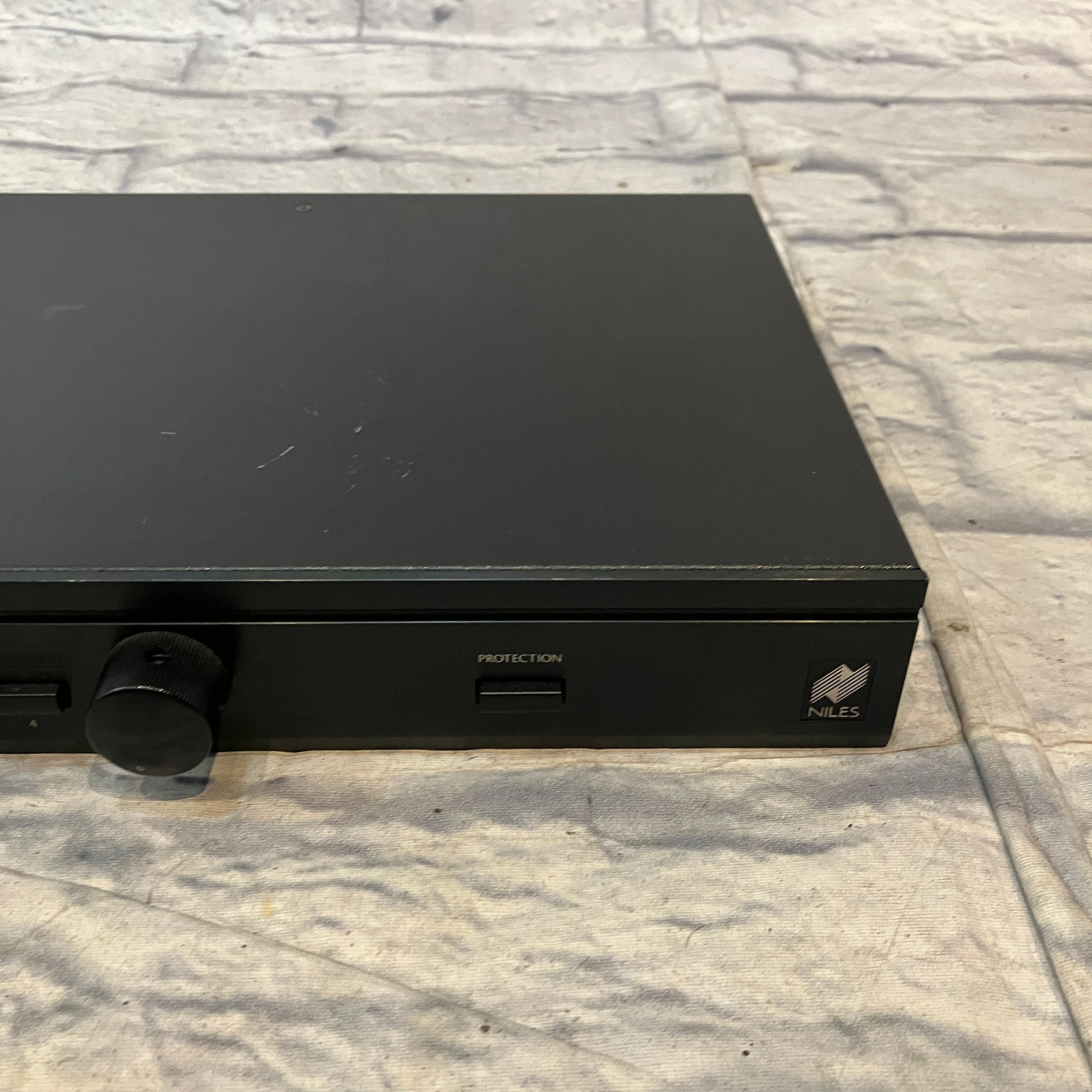 Niles SVL-4 Speaker Selection/Volume Control System