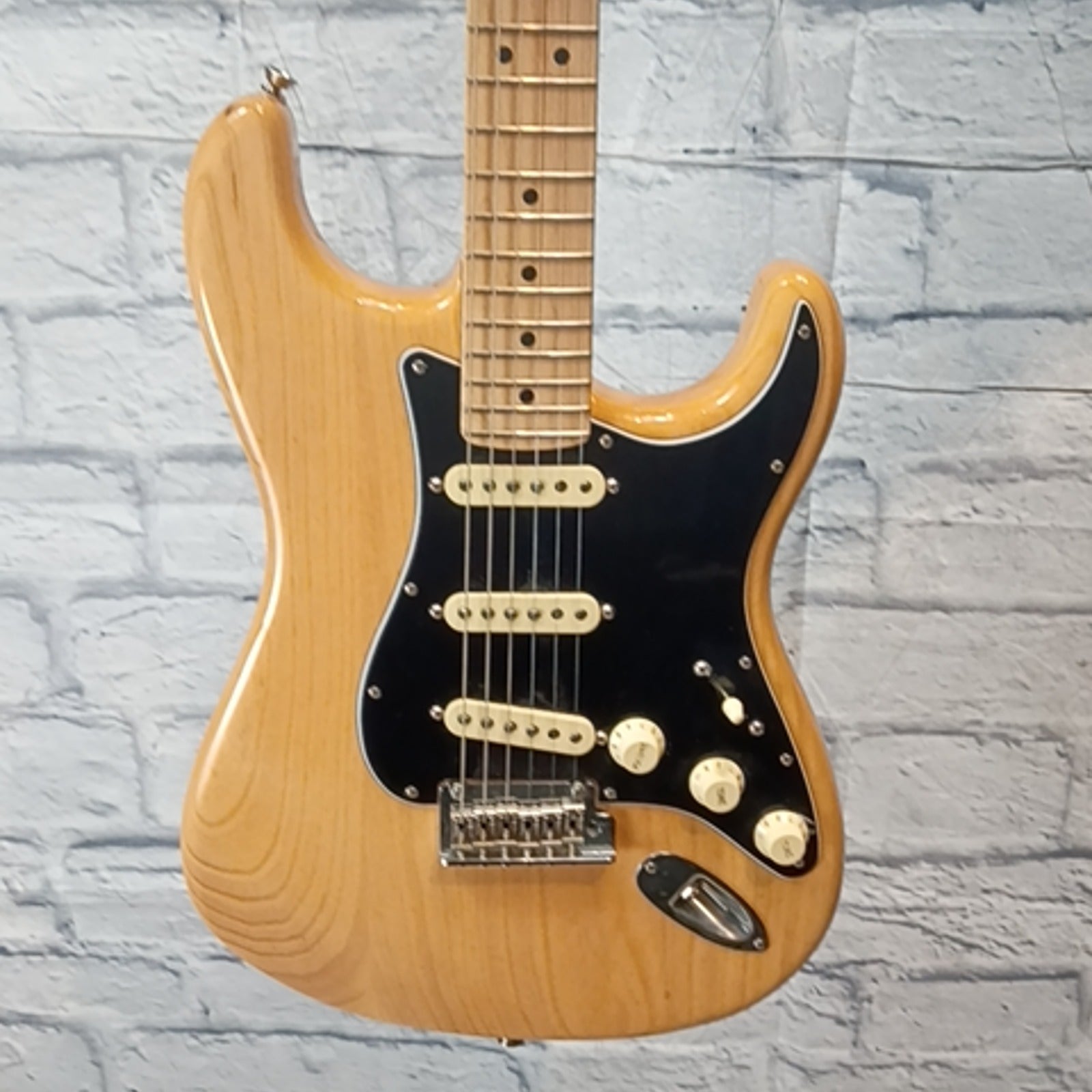 Fender 2019 American Professional Stratocaster Maple Fingerboard - Natural w/ Hard Case
