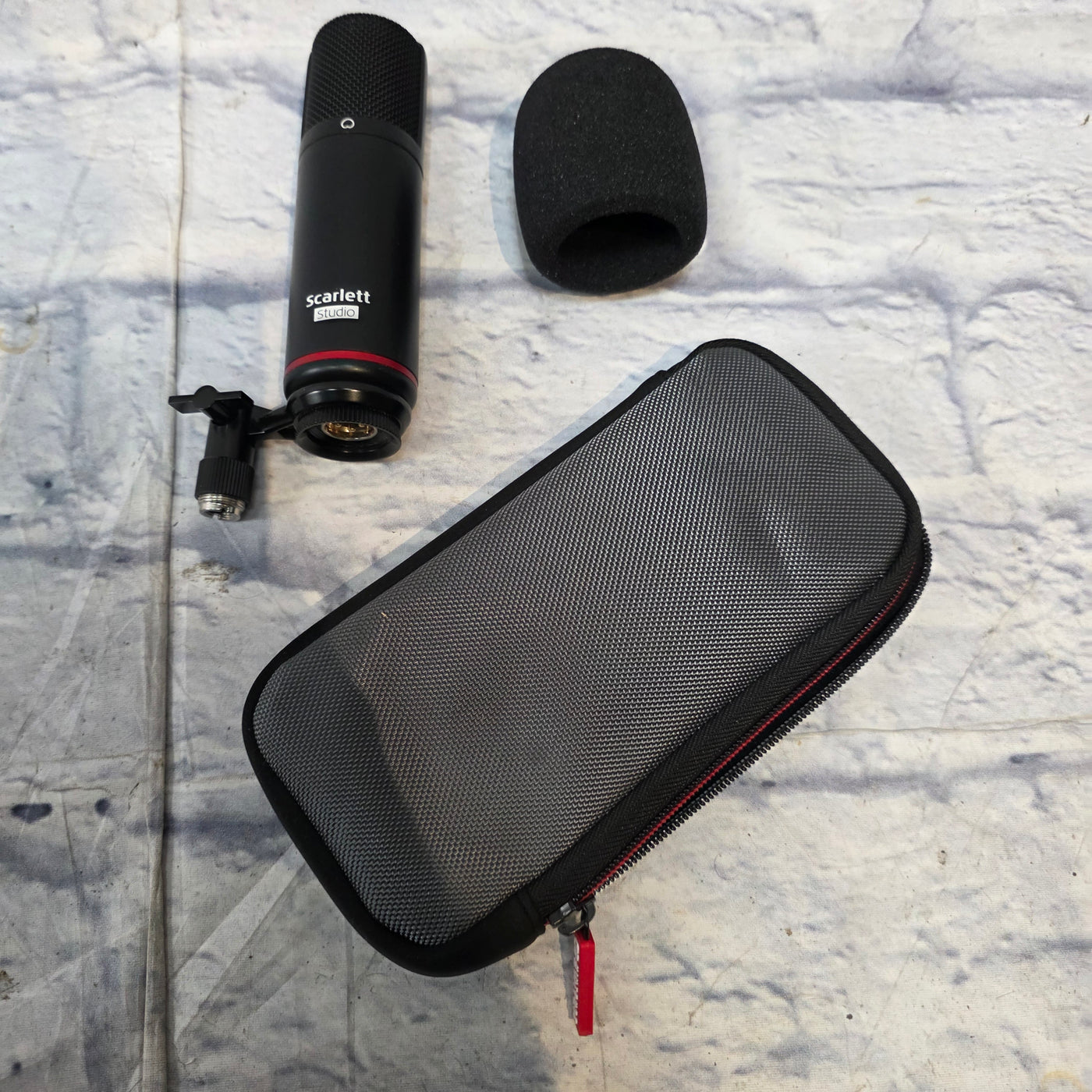 Focusrite Scarlett CM25 Condenser With Windscreen, Case, and Clip Microphone