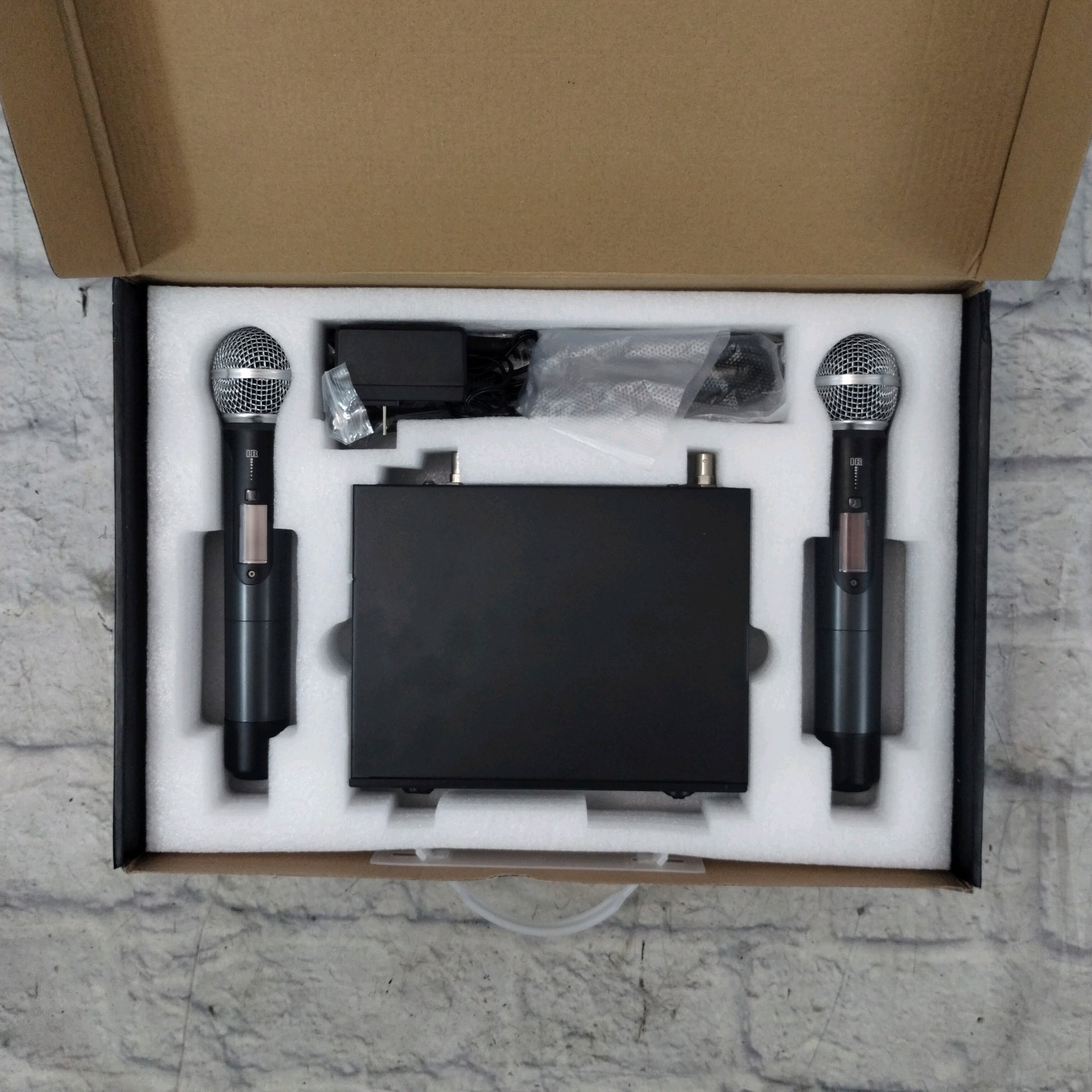 Innopow WM-333 Wireless Microphone System W/2 Microphones