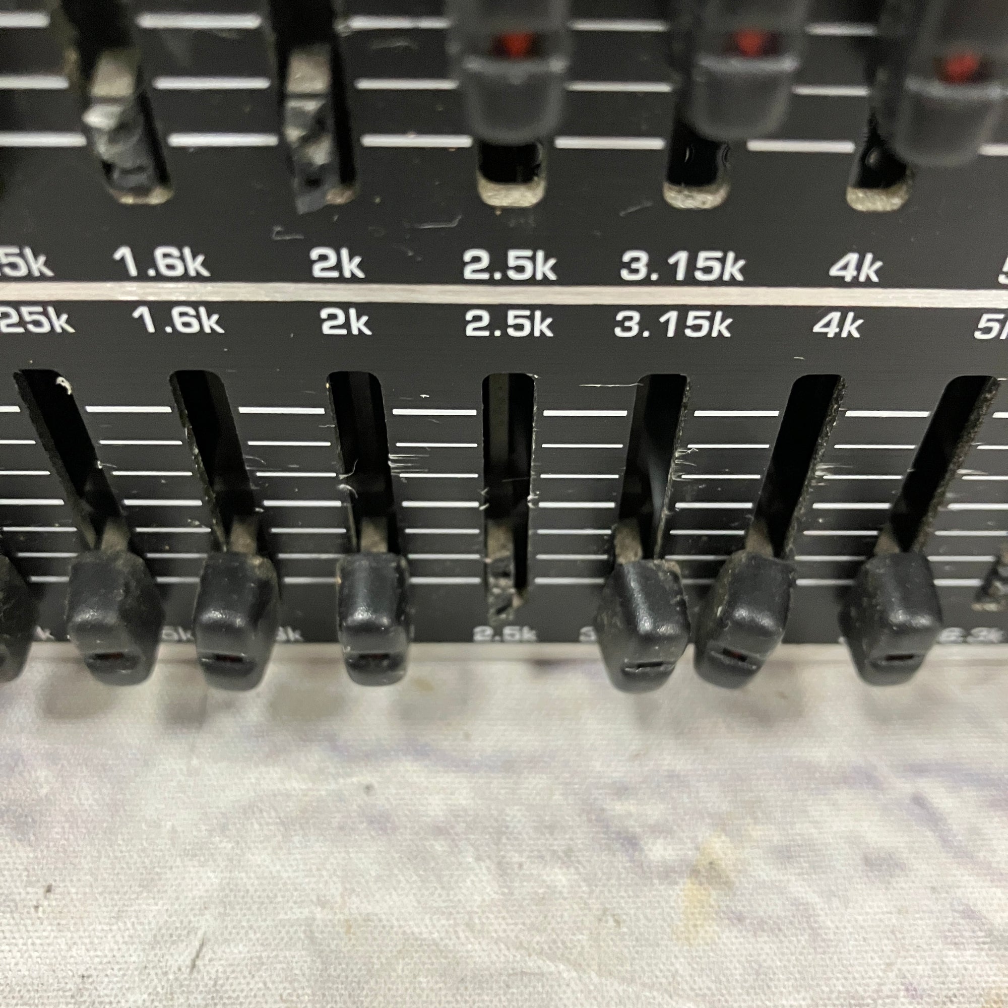 Behringer Ultragraph Pro Rack EQ