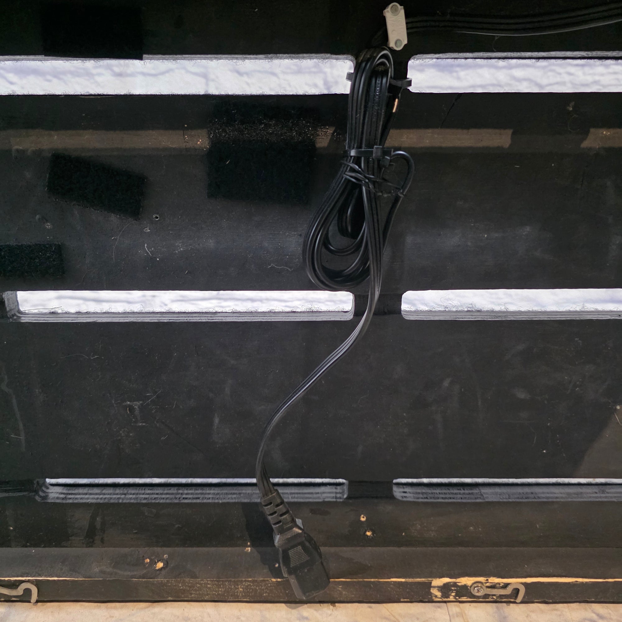 Unknown Solid Wood Pedalboard 30"x15" w/ Power and Audio Passthrough Pedal Board