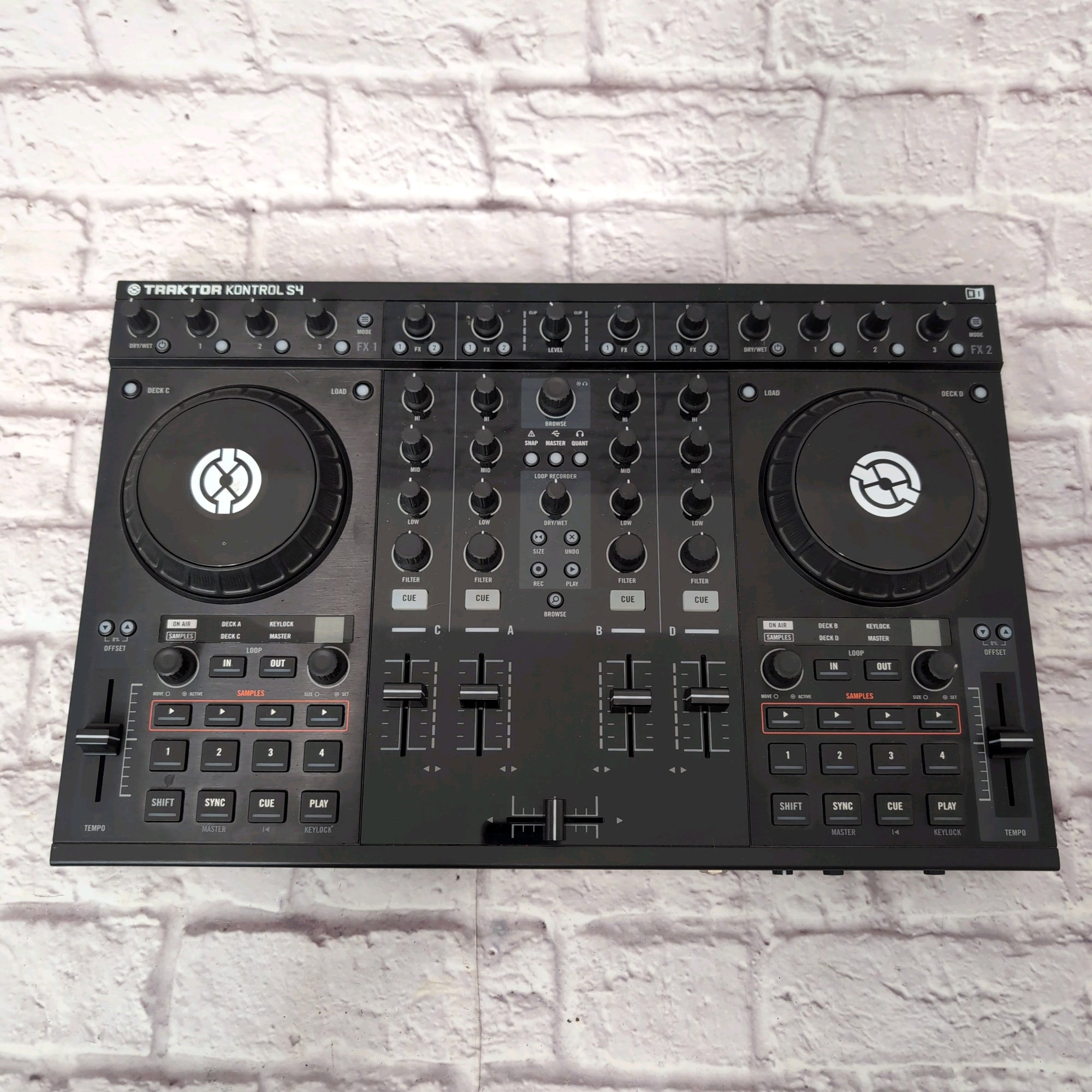 Native Instruments Traktor Kontrol S4 MK1 - Evolution Music Native Instruments Traktor Kontrol S4 MK1 - Evolution Music