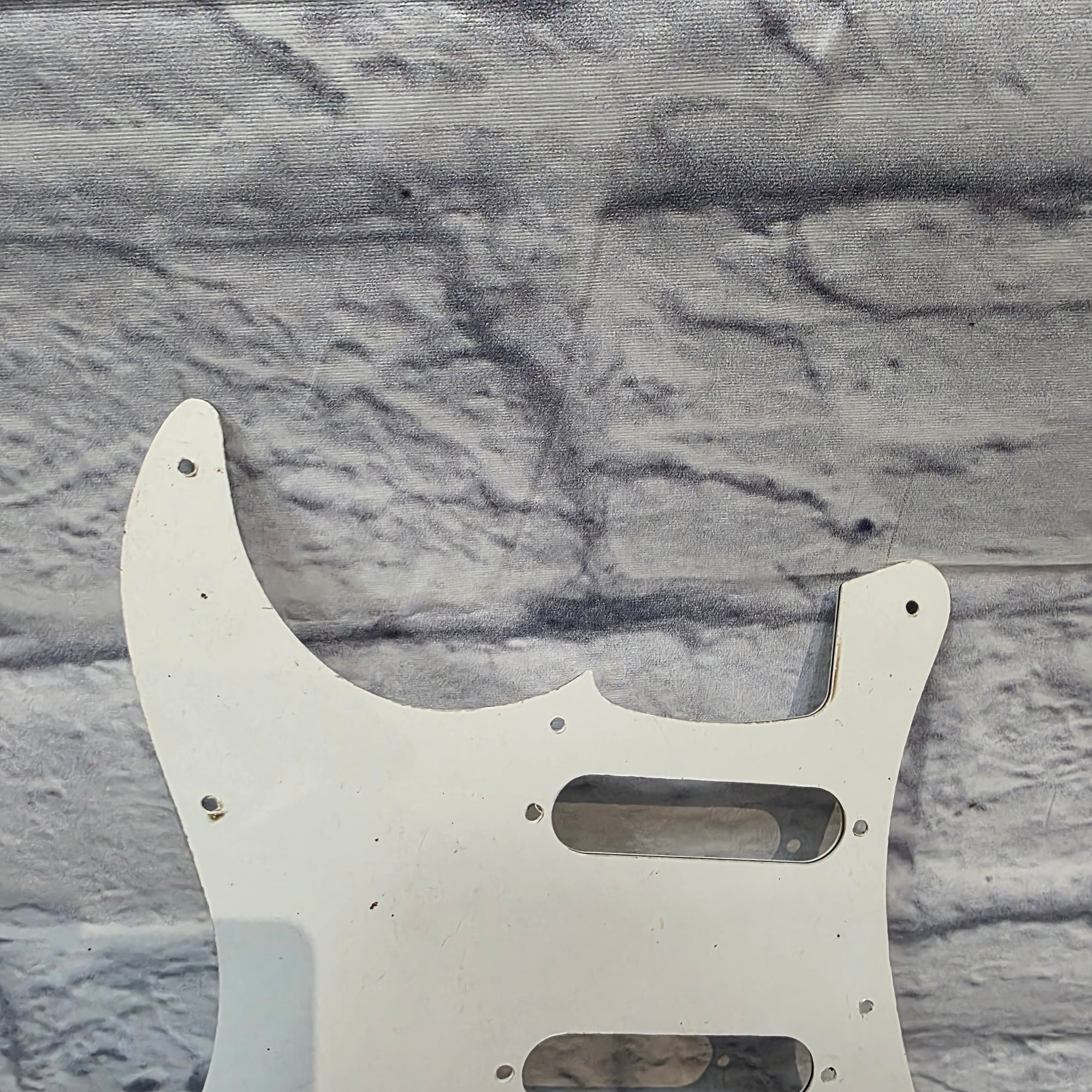 Squier Fender Player Stratocaster Pickguard (25 hole) *off* White Pickguard