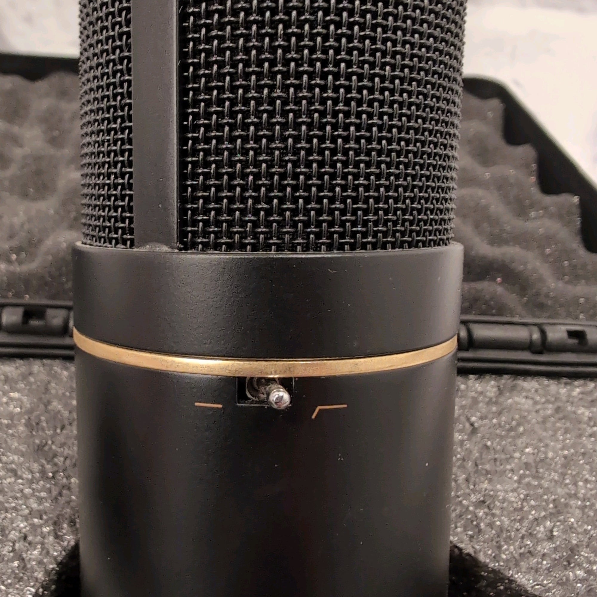 MXL 770 Small-Diaphragm Cardioid Condenser Vocal Microphone Black w/ Shockmount and Case
