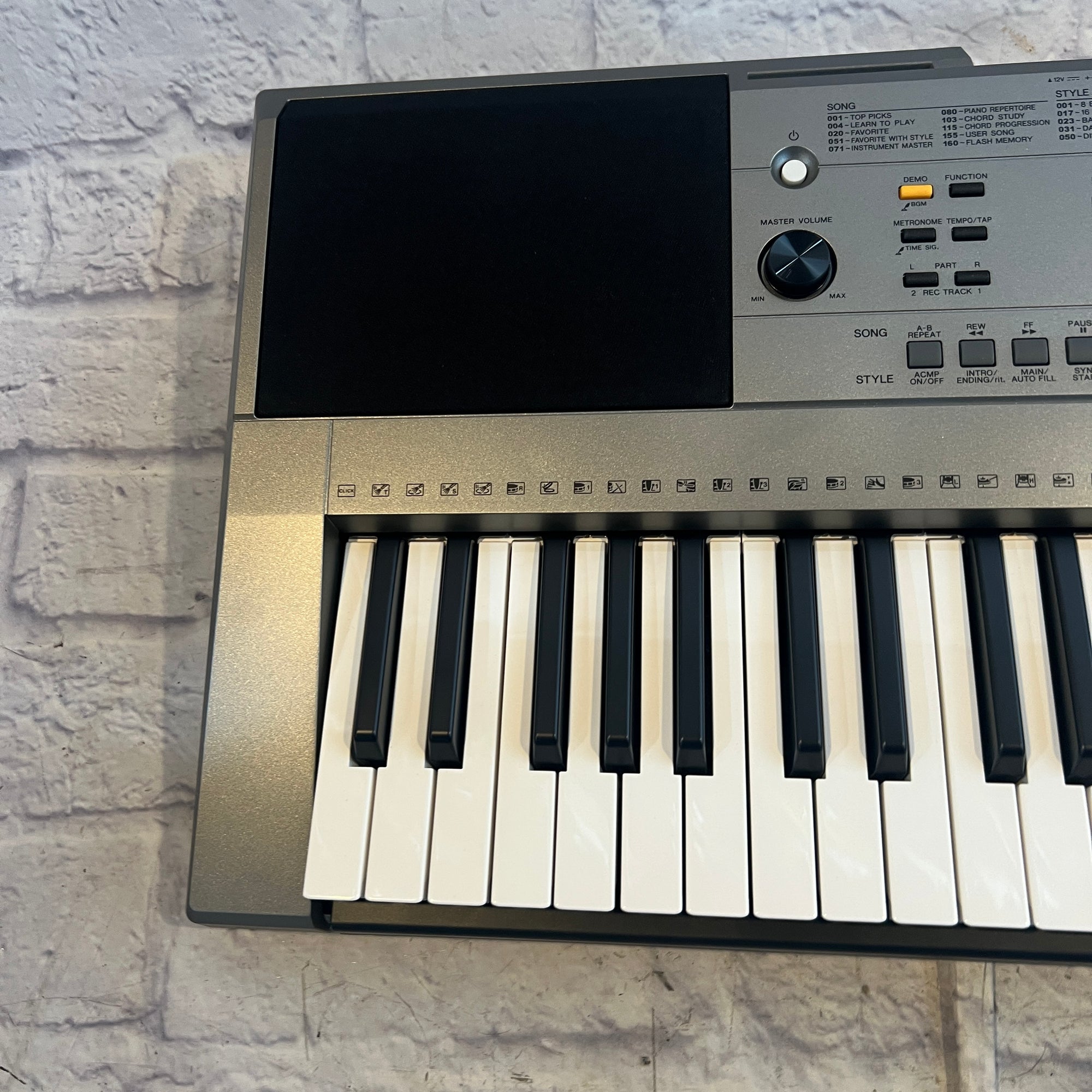 Yamaha PSR-E353 61-Key Electronic Keyboard