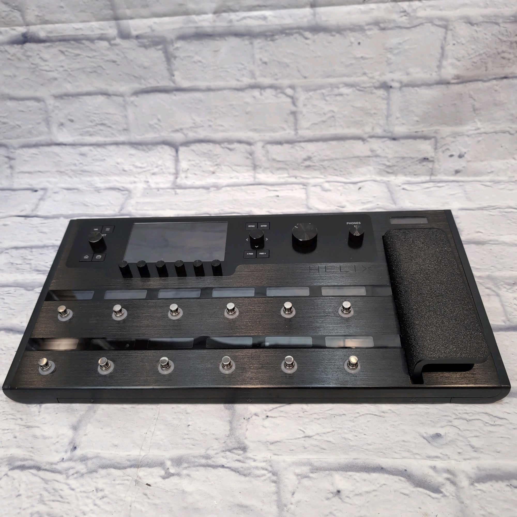 Line 6 Helix Floor - Tour Grade Guitar Multi-Effects Floor Processor