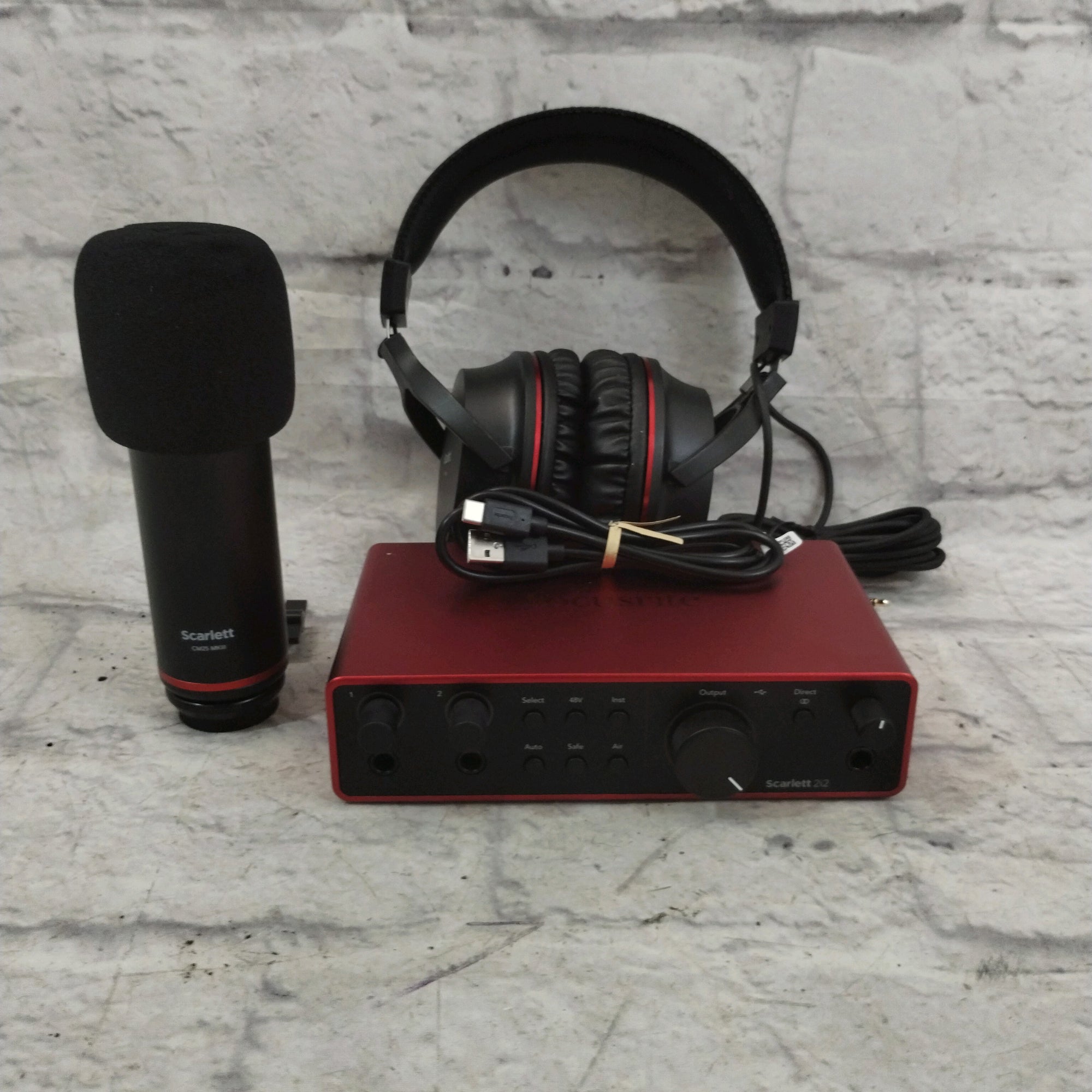 Focusrite Scarlet 2i2 Bundle W/ Mic and Headphones