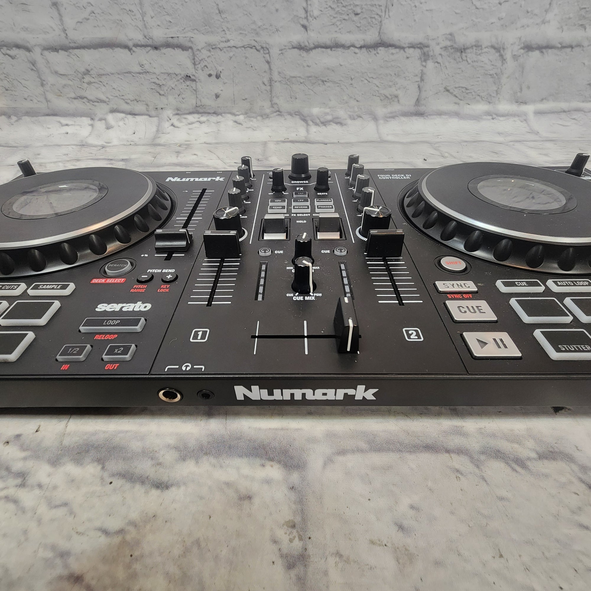Numark Mixtrack Platinum FX DJ Controller