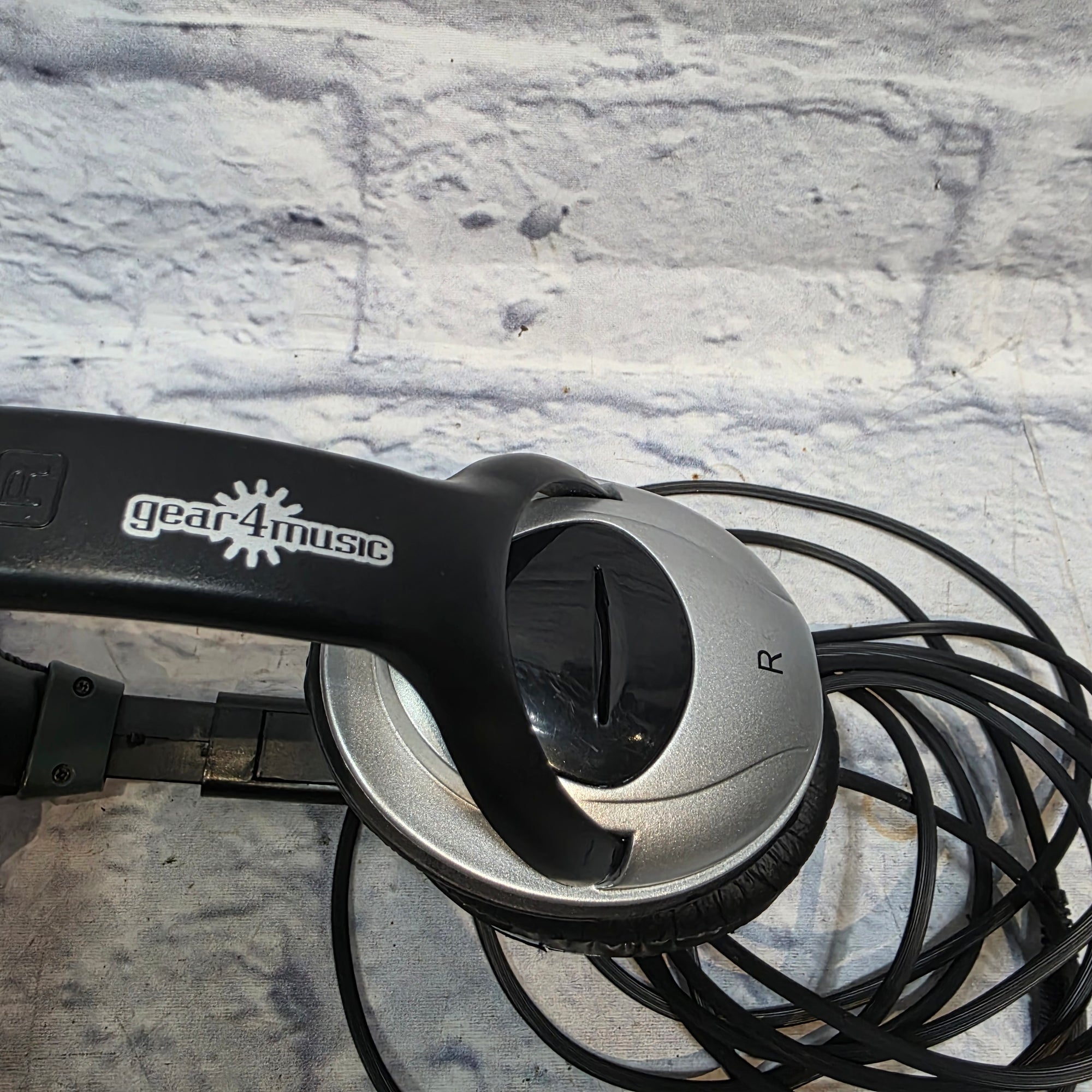 gear4music  With 10 Foot Cable Studio Headphones (not functioning: AS IS)