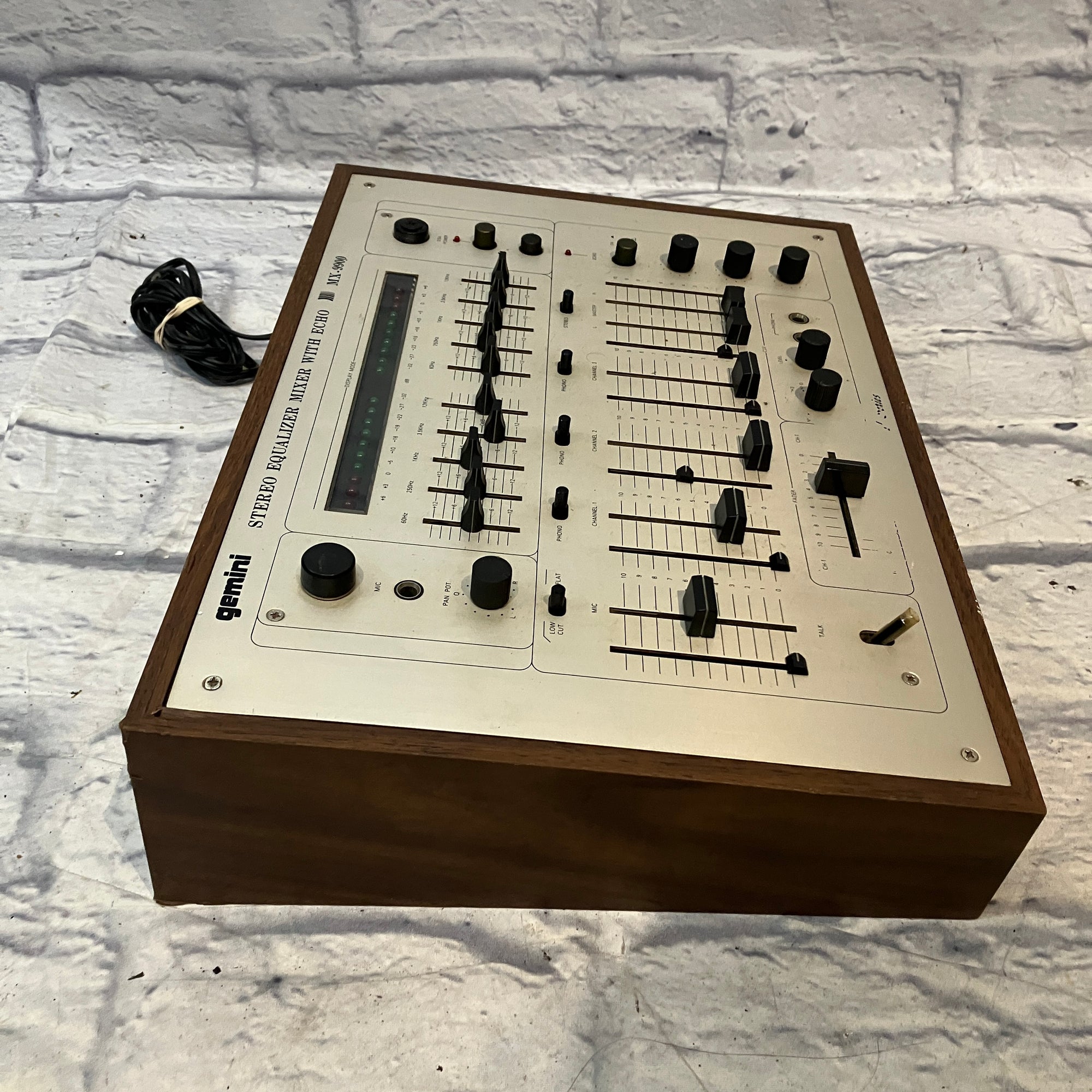 Gemini MX-9900 Stereo Equalizer Mixer with Echo