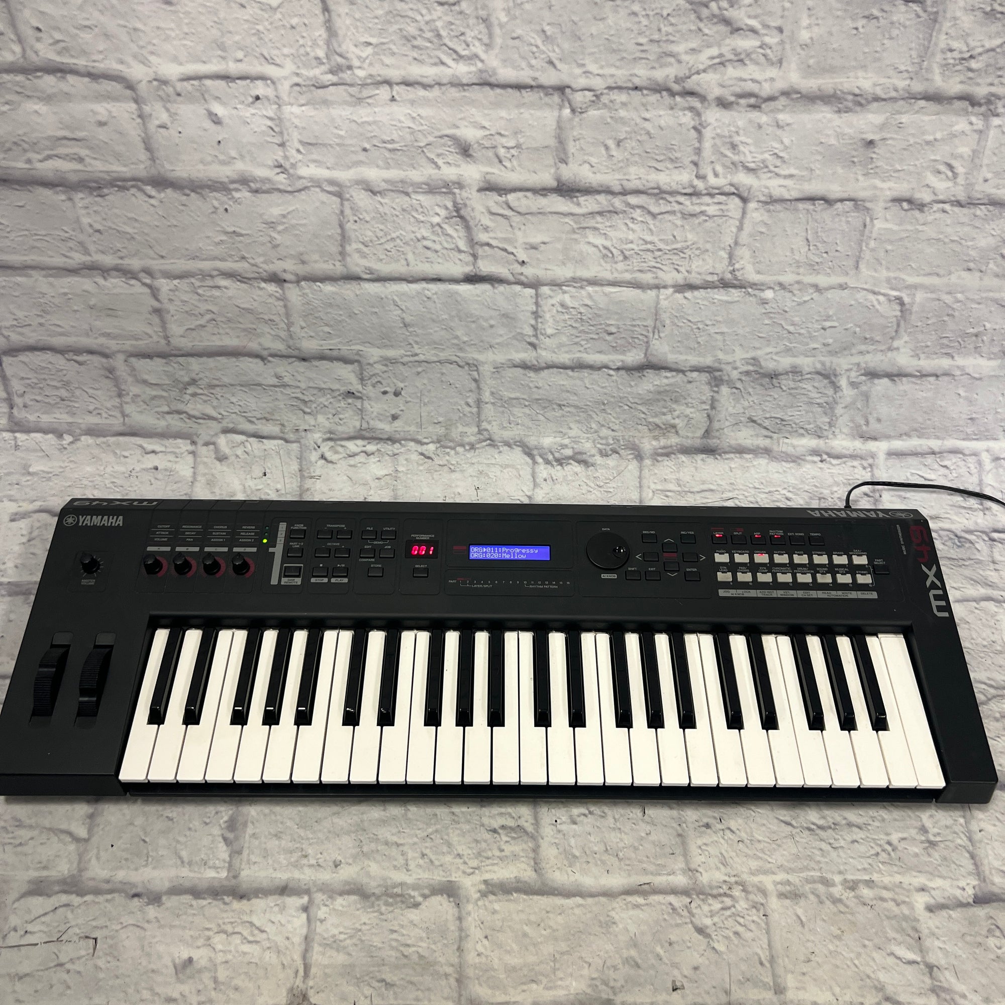 Yamaha MX49 49-Key Synthesizer with Power Supply