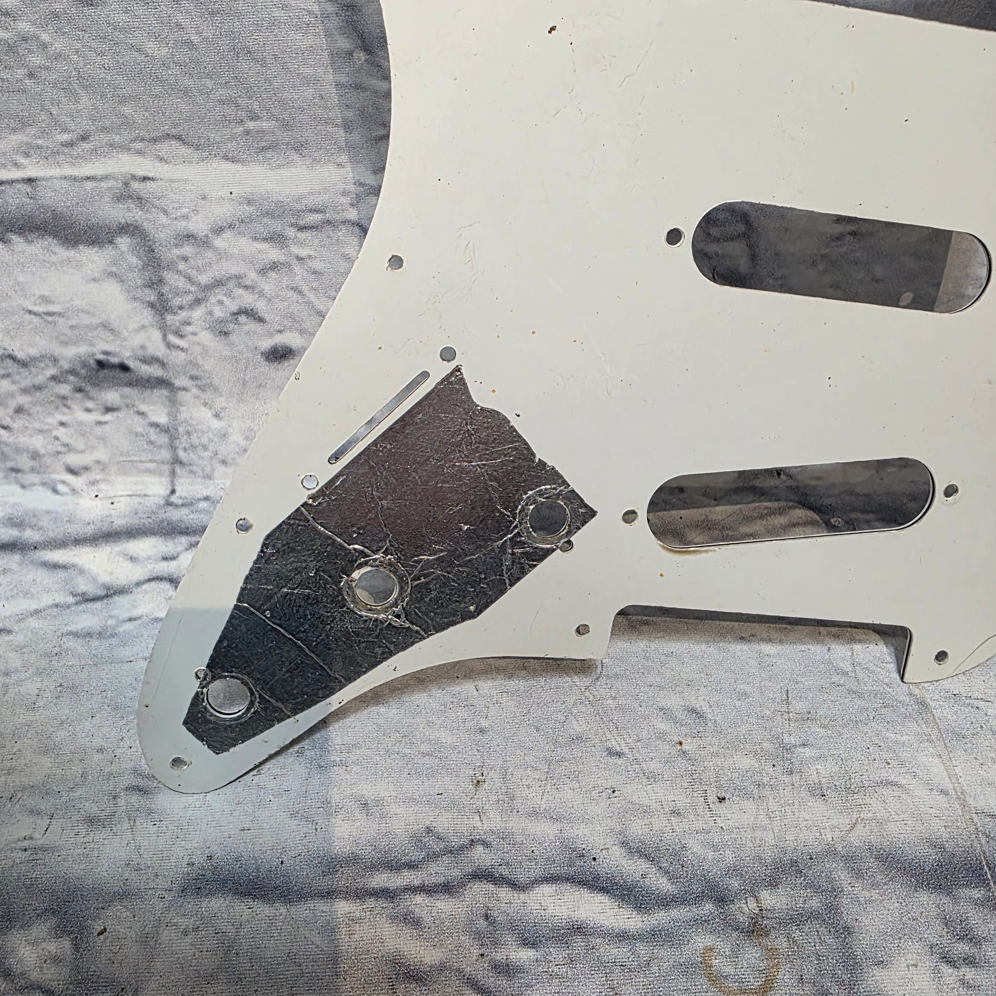 Squier Fender Player Stratocaster Pickguard (25 hole) *off* White Pickguard