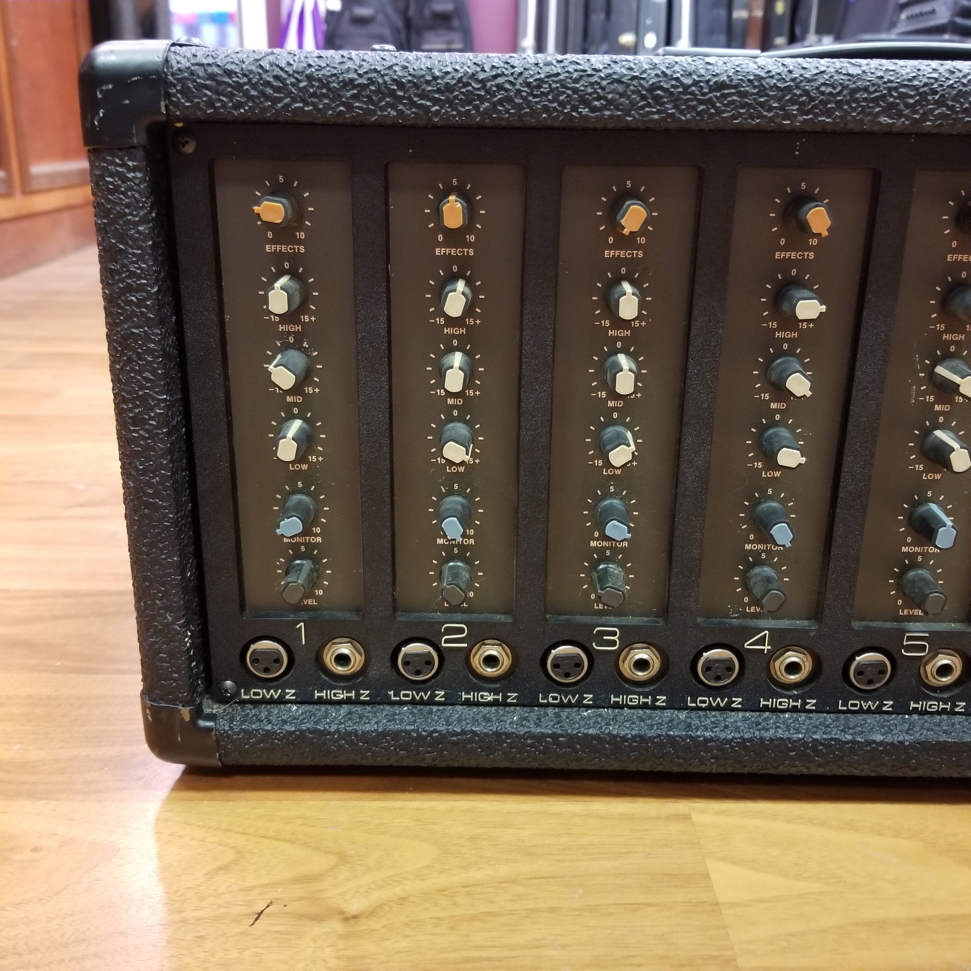 Peavey XR 600C Powered Mixer