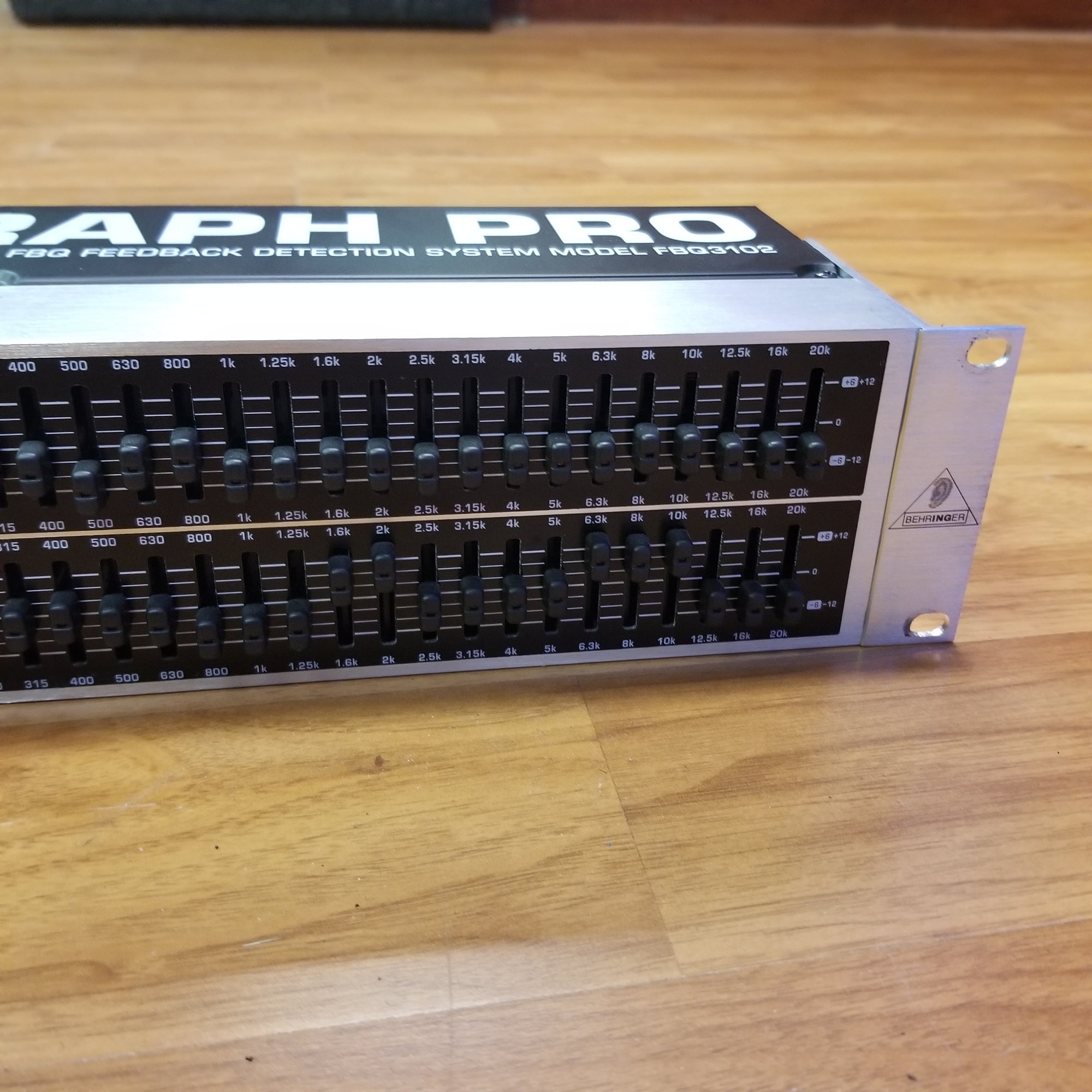 Behringer FBQ3102 31 Band EQ w/ Feedback Eliminator
