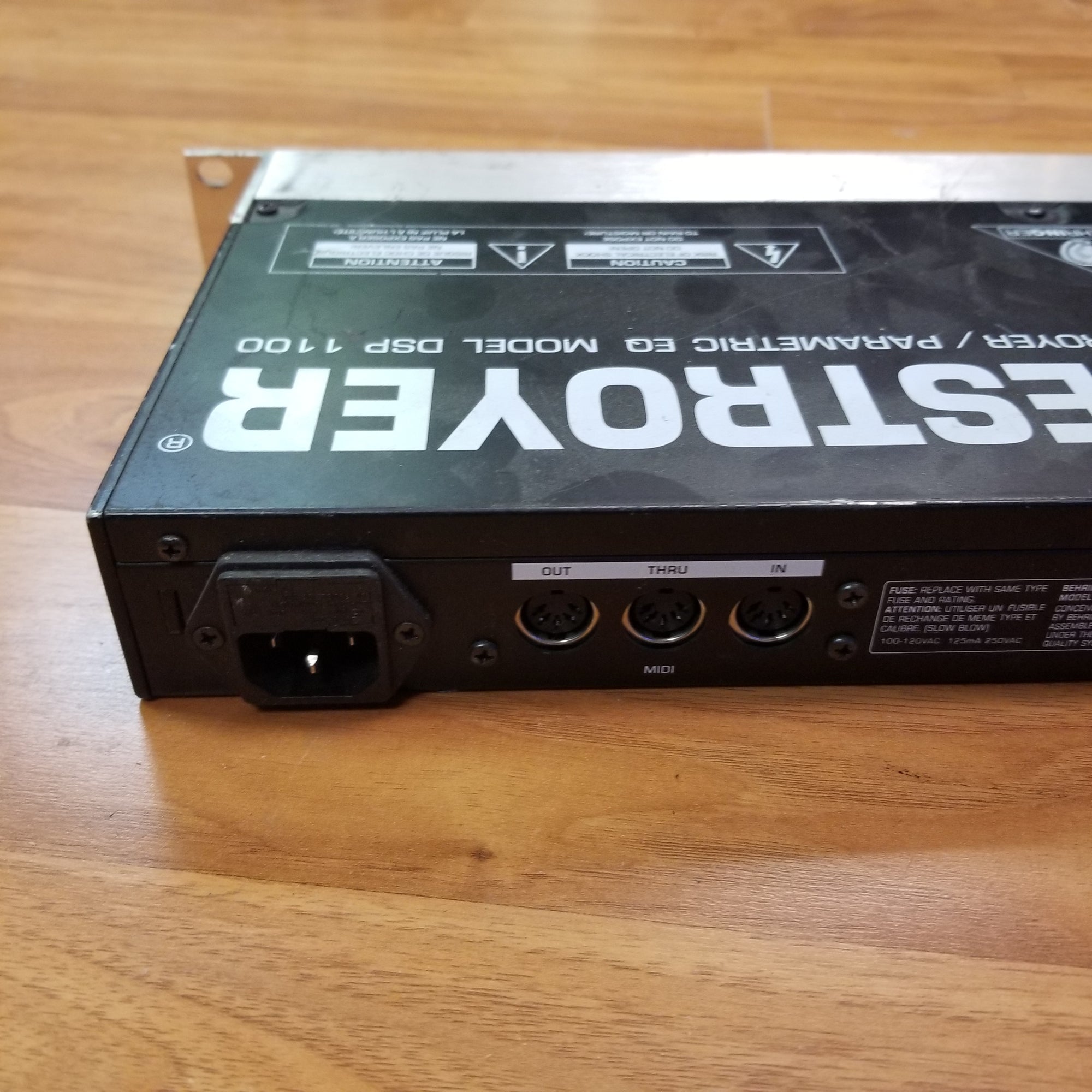 Behringer DSP1100 Parametric EQ / Feedback Eliminator