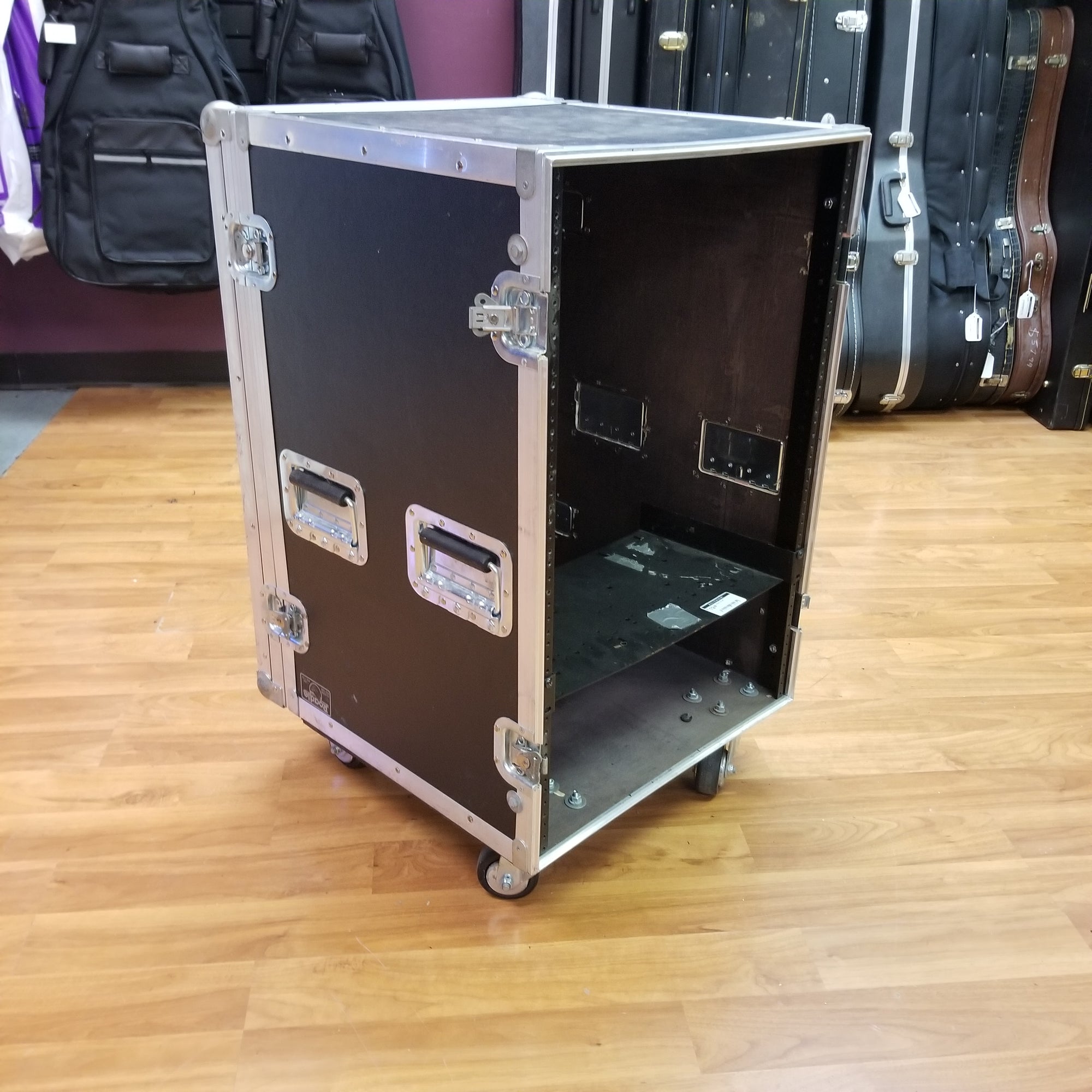 Roadie Rolling Rack Case 24U