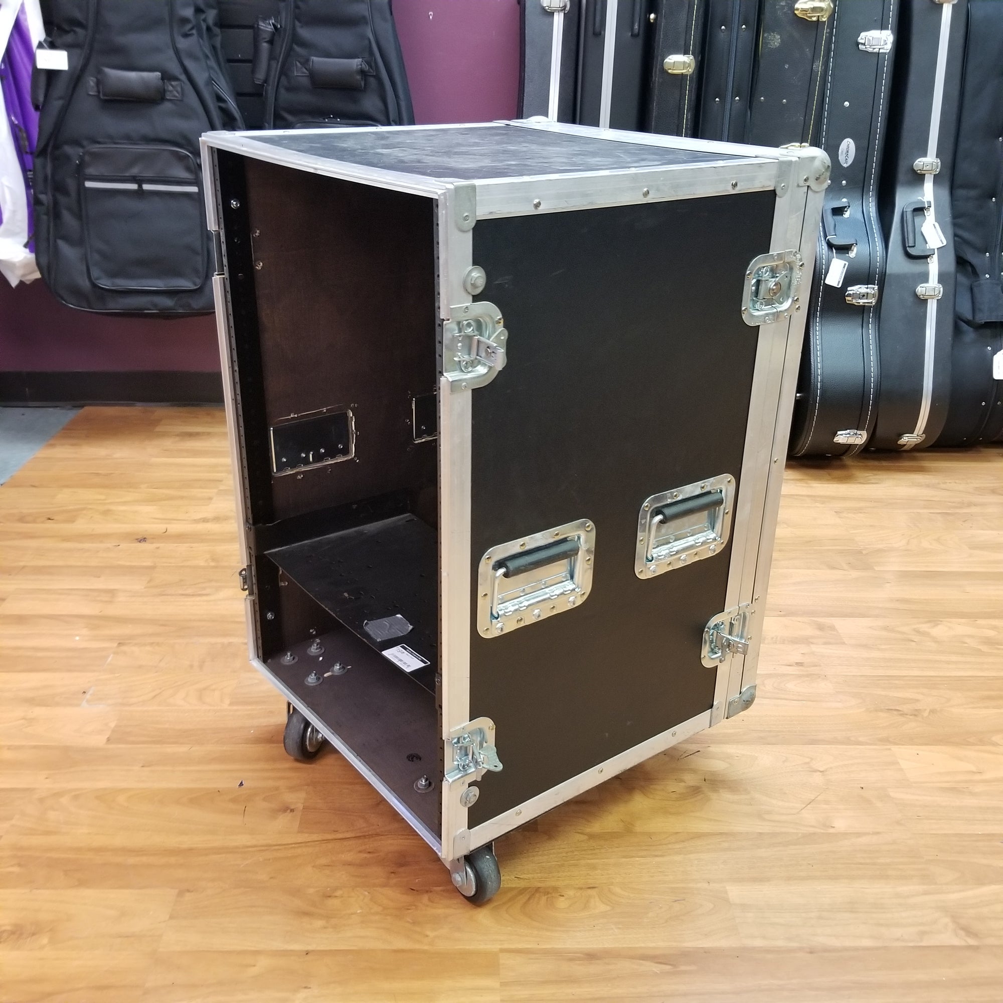 Roadie Rolling Rack Case 24U