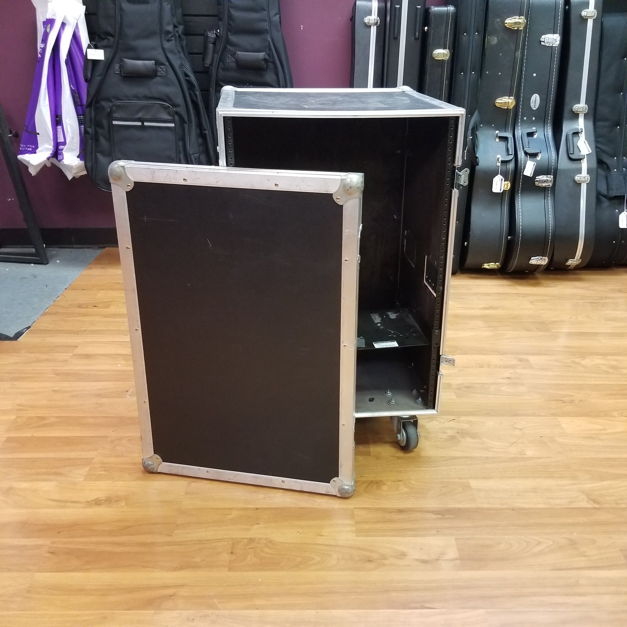 Roadie Rolling Rack Case 24U
