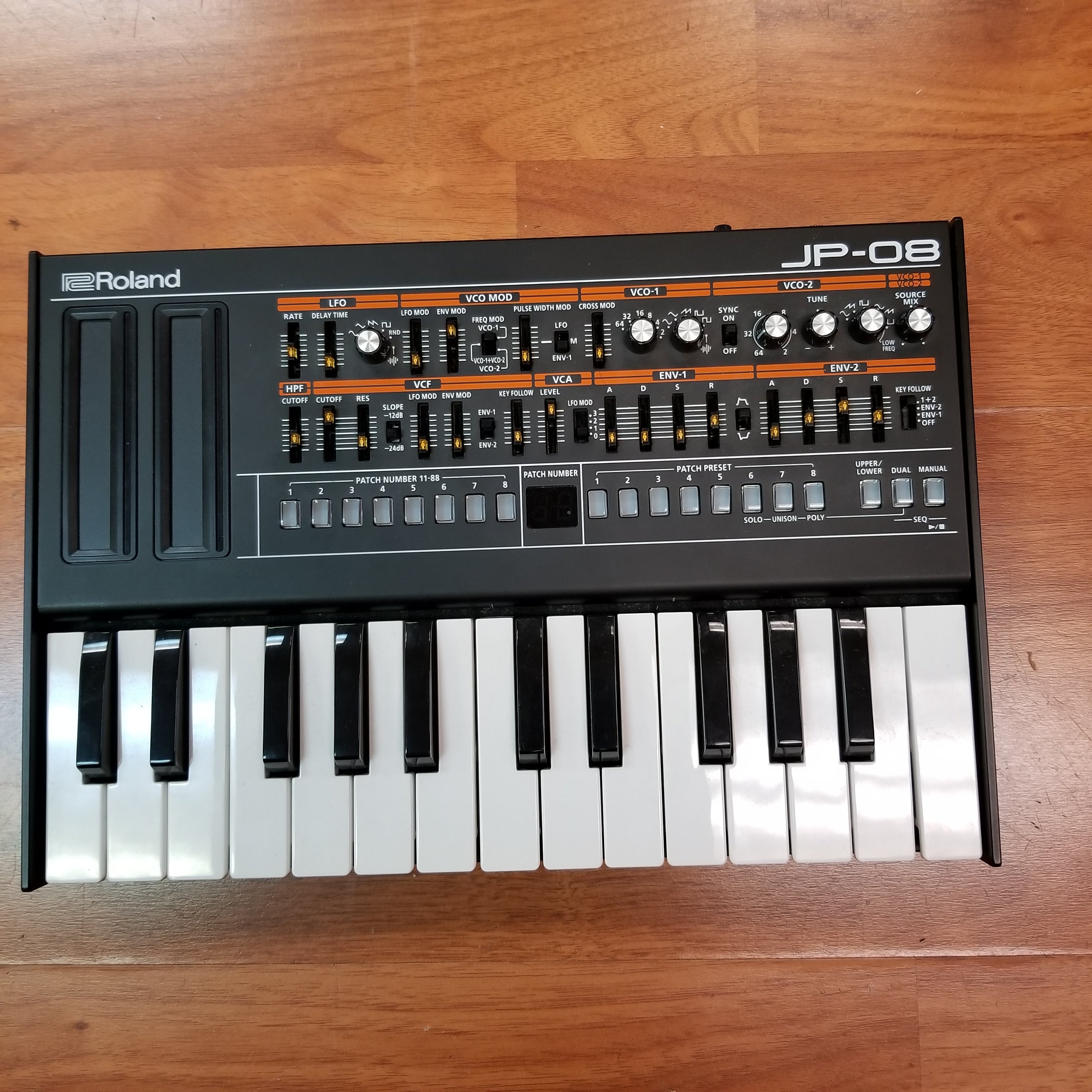 Roland Boutique Series JP-08 with K-25m Keyboard