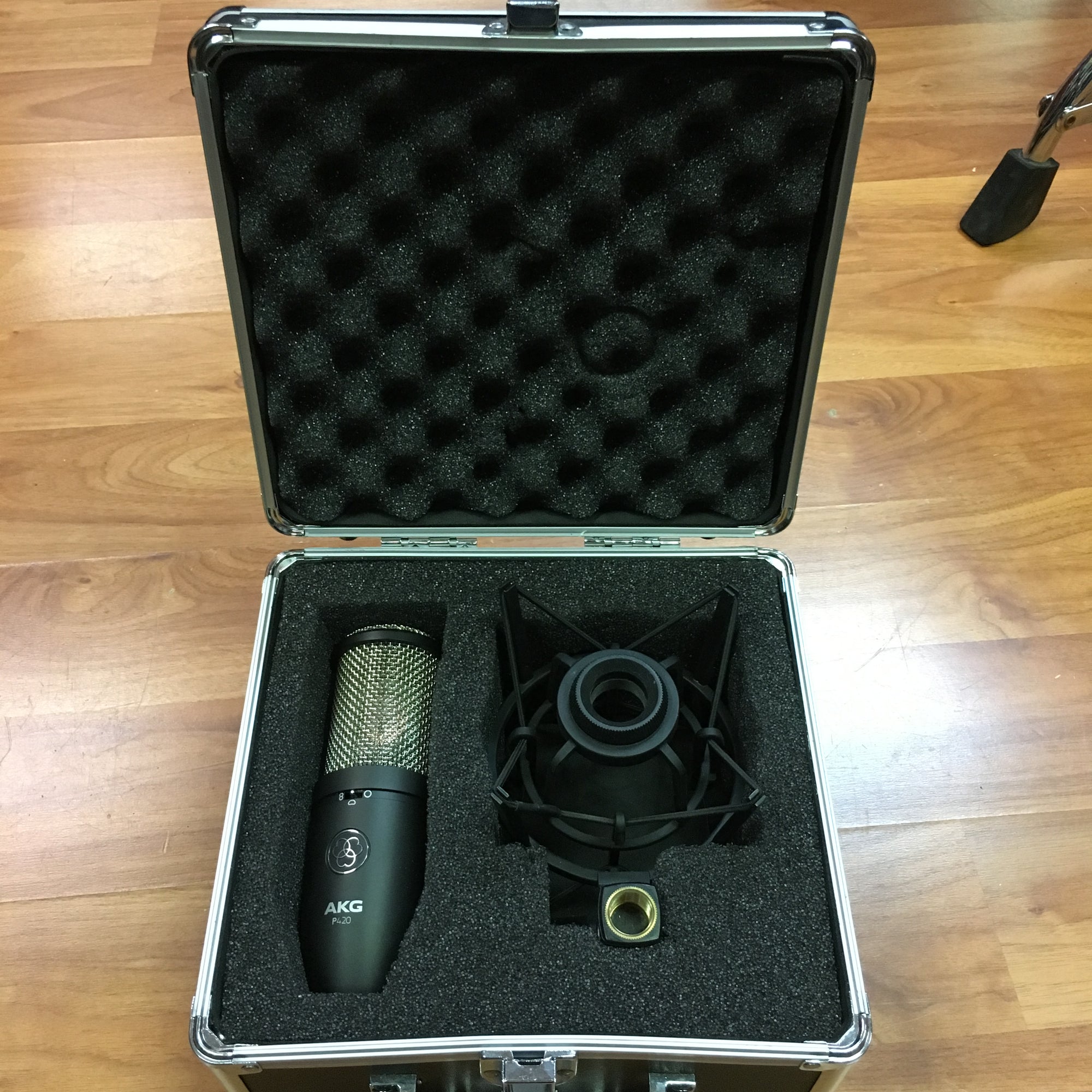 AKG P420 Large Diaphragm Condenser Microphone with Case & Shock Mount