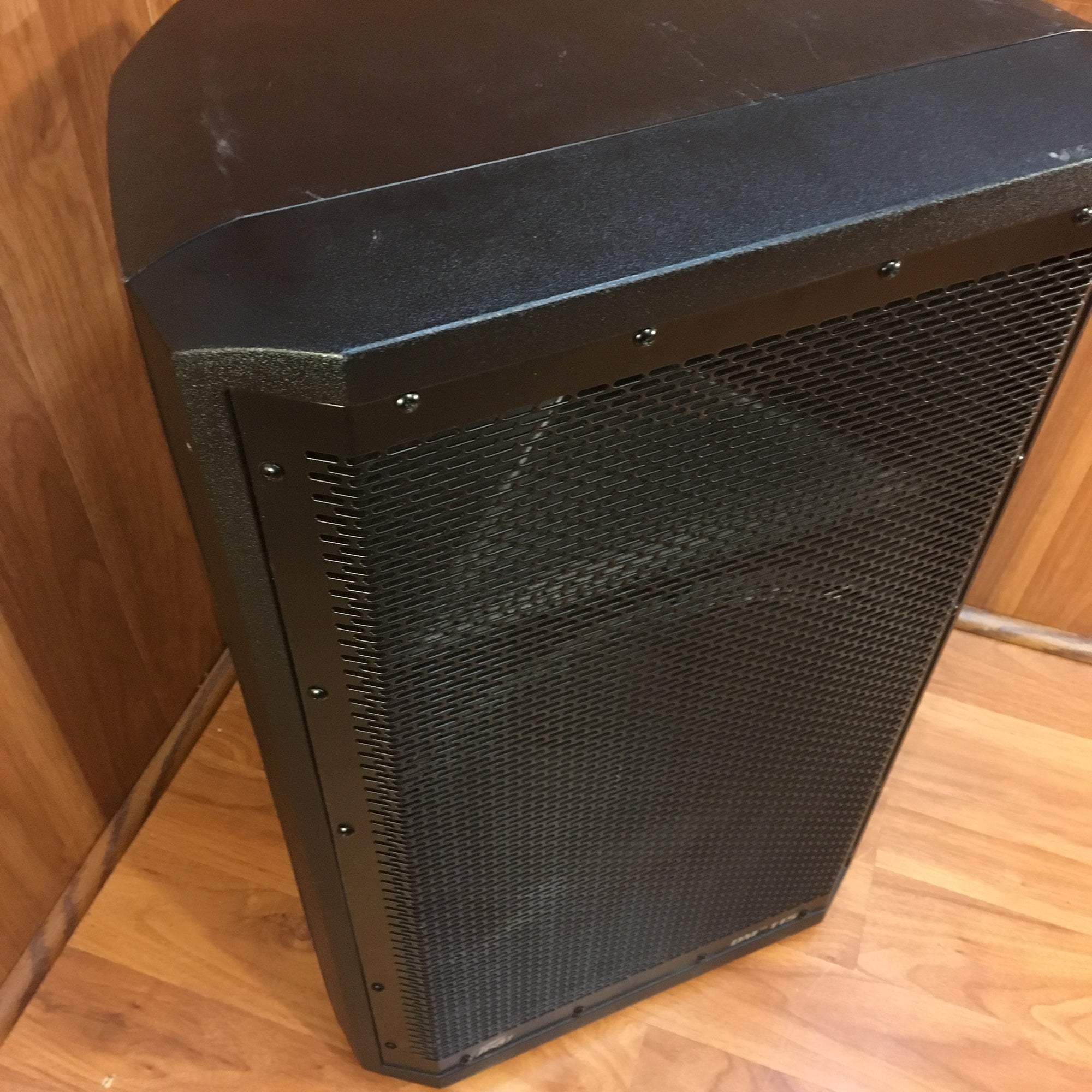 Peavey Dark Matter 115 660W 15in Powered Speaker